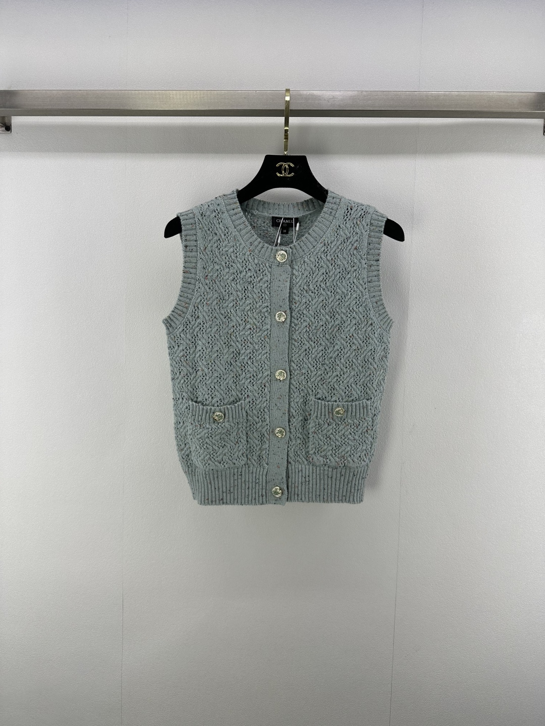 NO:438110,Chane* new details 25A spring and summer new knitted round-neck cardigan vest fixed dye yarn yb mold opening logo hardware embellishment breaks monotonymation light up the overall shape logo logo logo logo is low-key and eye-catching, a symbol of quality and style, high-end fashionable, exquisite and versatile age-reducing 3 colors and 3 codes SML, chanel, alexander wang19860909Chane*上新细节 25A 春夏新款针织圆领开衫背心 定染纱线 yb开模logo五金点缀 打破单调 点亮整体造型徽标logo标识低调而醒目 是品质与格调的象征 高级时髦精致百搭减龄 3色3码SML,,chanel,alexander wang,Women's clothing