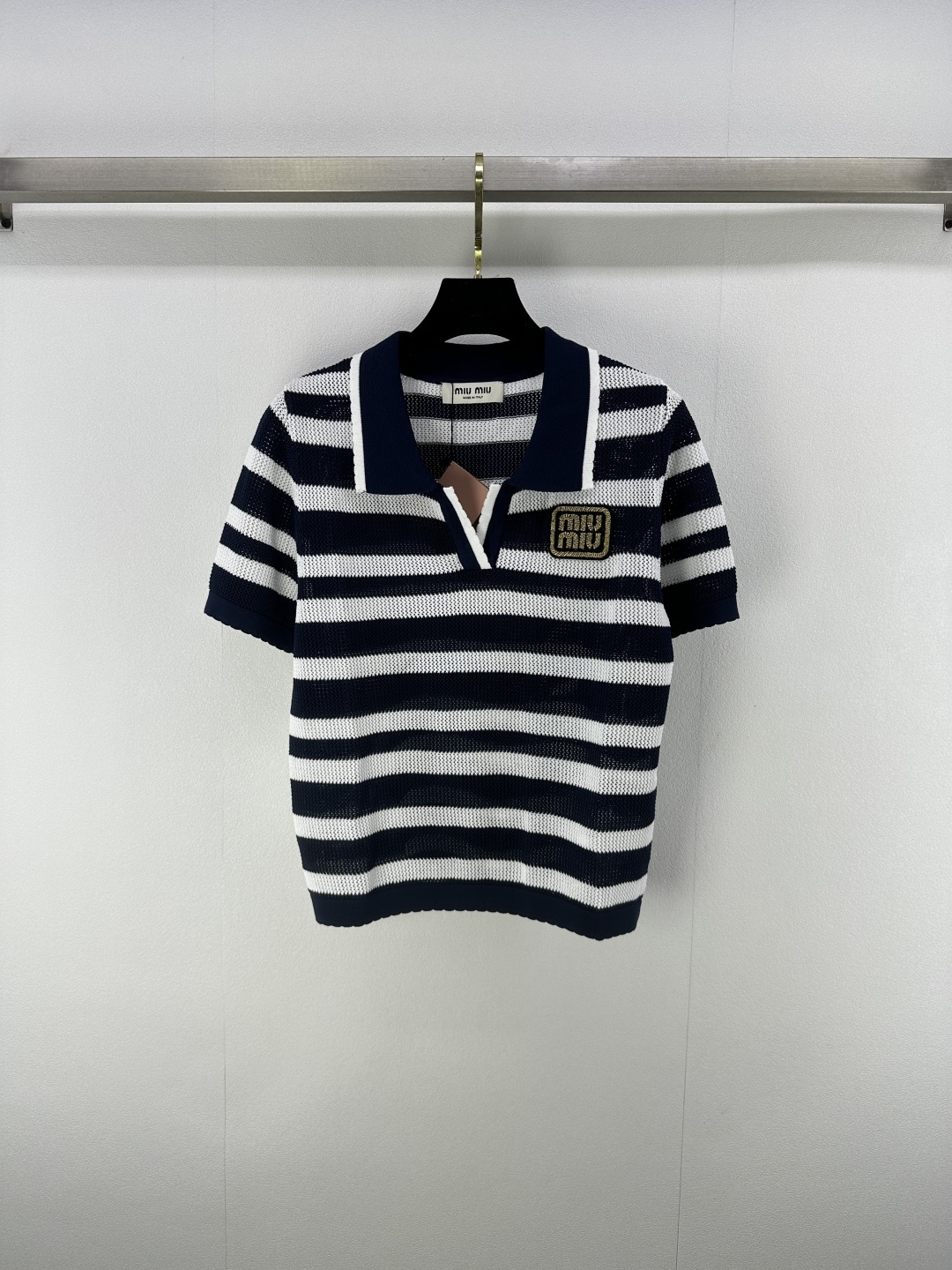 NO:438114,Miumi* New Details 25 Spring and Summer Latest Contrast Striped Knitted Hollow Lapel Short Sleeves!  The embroidered logo logo contrast color matching is very beautiful to create a fashionable and high-end temperament item, worry-free and upgraded the level of outfits, and a high-end and fashionable feeling up!  3 color 3 code SML, miumiu, T-shirt, alexander wang19860909Miumi* 上新细节 25 春夏最新撞色条纹针织镂空翻领短袖！刺绣logo徽标 撞色配色巨好看打造出时髦高级的气质单品,无忧抬升穿搭层次,高级时髦感up！ 3色3码SML,,miumiu,T-shirt,alexander wang,Women's clothing