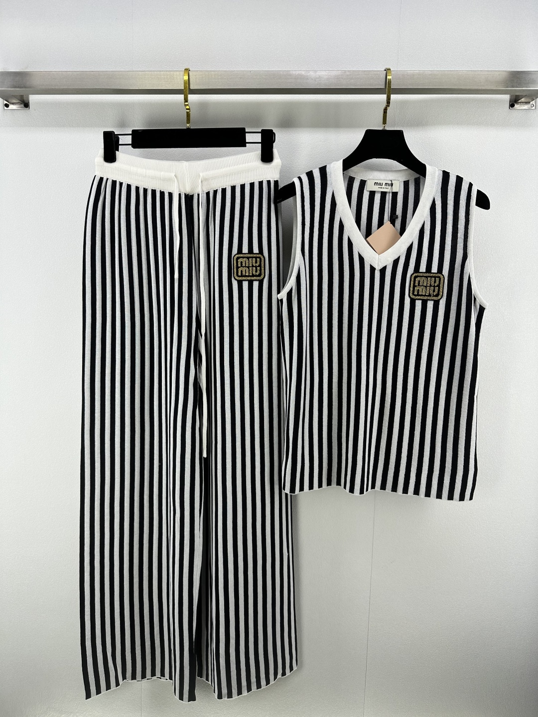 NO:438937,Miumi* new details 25 summer new vertical stripe set Customized YB knitted material High-quality texture Prepare vertical pit strips tightly woven elastic vest vest + trousers combination Shoulder tailoring Classic retro Chest letter logo embellishment Simple and fashionable Casual commuting all 1 color 3 code SML, miumiu, alexander wang19860909Miumi*上新细节 25 夏季新品竖条纹套装 定制YB针织材质 质感高级 成衣竖坑条密织 弹力十足 v领背心+长裤组合 肩部剪裁得体 经典复古 胸口字母徽标点缀 简约时尚 休闲通勤都 1色3码SML,,miumiu,alexander wang,Women's clothing