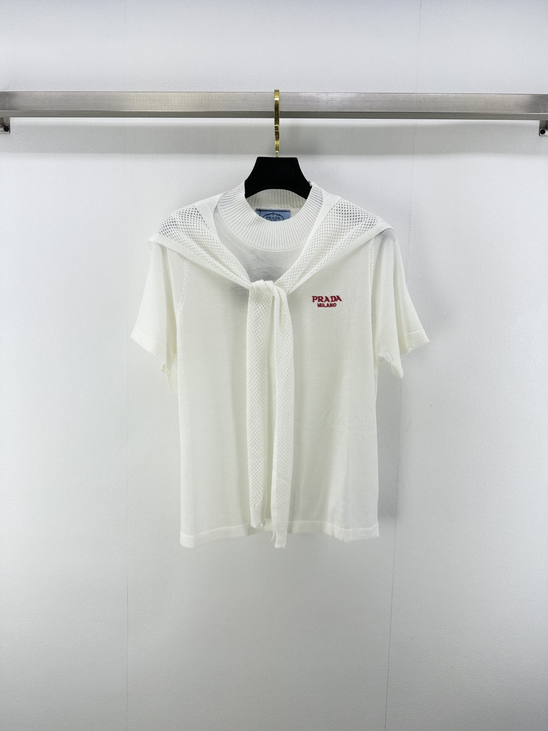 NO:438945,New details on Prad* 25 Spring and Summer Latest Alphabet Knit Short Sleeve!  Customized YB wool yarn weaving, delicate texture, soft and comfortable, the letter logo on the chest has more jacquard texture, round neck knitted short-sleeved cut, three-dimensional edge wrap and large body direction are vertical pit strip directions, more refined, slim fit style highlights the figure, age-reducing and white, versatile style!  2 color 3 code SML, prada, T-shirt, alexander wang19860909Prad* 上新细节 25 春夏最新字母针织短袖！定制YB羊毛纱线织造 细腻肌理 柔软舒适 胸前字母logo提花质感更显份量 圆领针织短袖裁剪 立体包边与大身走向均为竖坑条走向 更显精致 修身版型突显身材 减龄显白 百搭款式！ 2色3码SML,,prada,T-shirt,alexander wang,Women's clothing