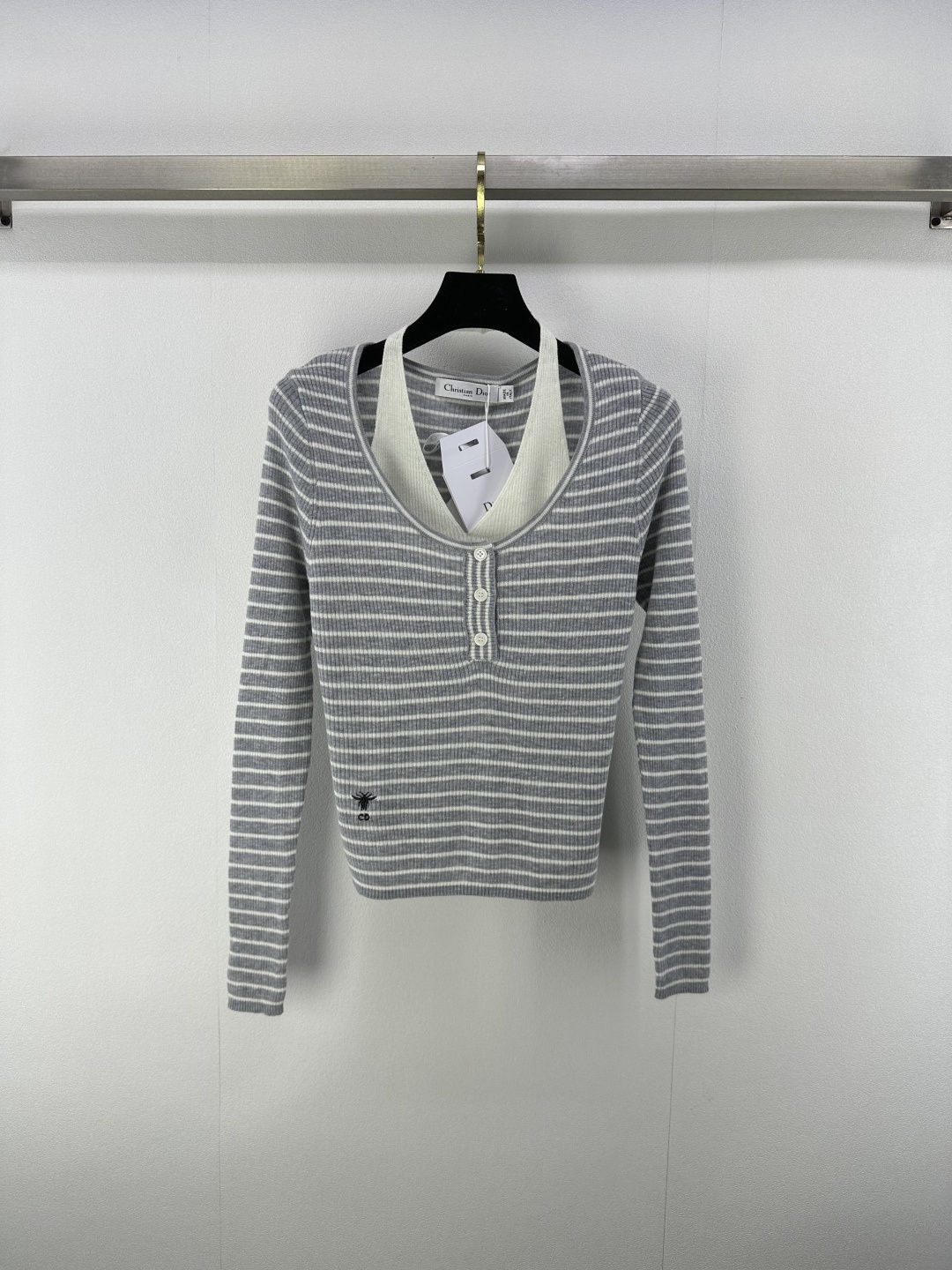 NO:438895,Dio* new details 25 Summer new style fake two-piece halter neck stripes long sleeves Positioning brand logo The upper body is really beautiful [Wow] The fake two-piece halter neck design with a very design feel is both casual and sexy. The lower body is casually matched to show the body proportions and fashionable. 2 colors and 3 sizes SML, dior, alexander wang19860909Dio*上新细节 25 夏季新款假两件挂脖条纹长袖 定位品牌logo 上身真的超美[哇]很有设计感的假两件挂脖设计 既休闲又不失小性感 下半身随意搭配都很显身材比例且时髦 2色3码SML,,dior,alexander wang,Women's clothing