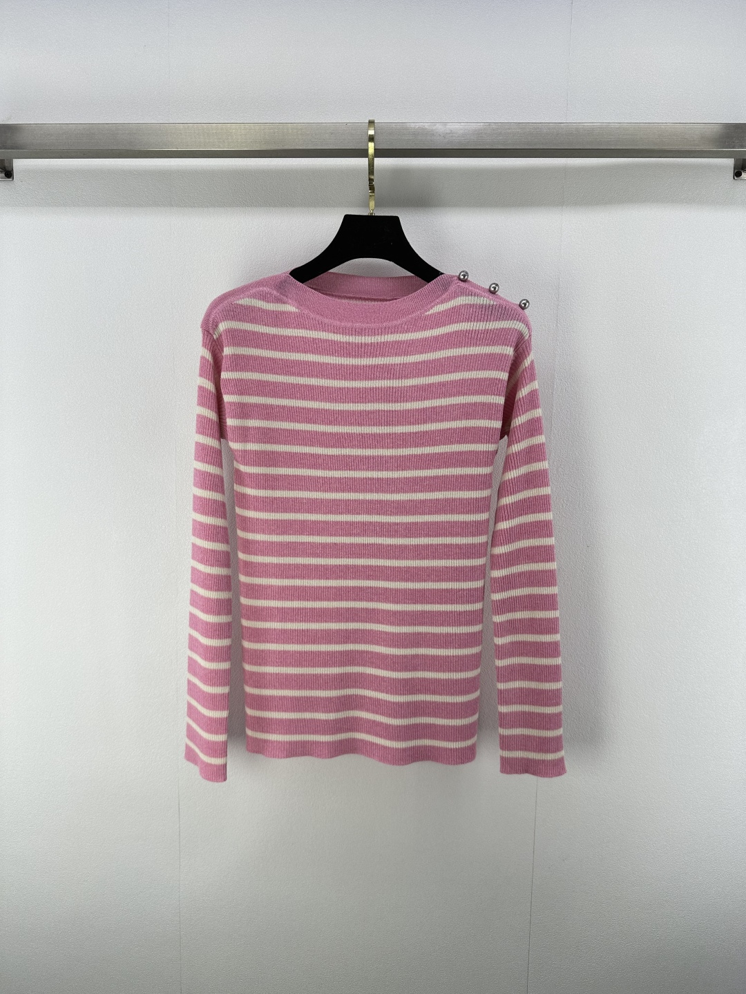 NO:438099,:1 Dio* New details 25 New summer daily matching artifact!  The temperament of the celebrity is striped round neck and long sleeves, and the H-style style is not picky about people, making you look slim and versatile!  Customized shoulder button silver button 'CD' logo, low-key, highlighting the brand texture and personality attitude 1 color 3 code SML, dior, alexander wang19860909:1 Dio* 上新细节 25 夏季新款日常搭配神器！名媛气质条纹圆领长袖,H版型不挑人上身显瘦又百搭！定制肩扣银制扣“CD”标识 低调中彰显品牌质感与个性态度 1色3码SML,,dior,alexander wang,Women's clothing