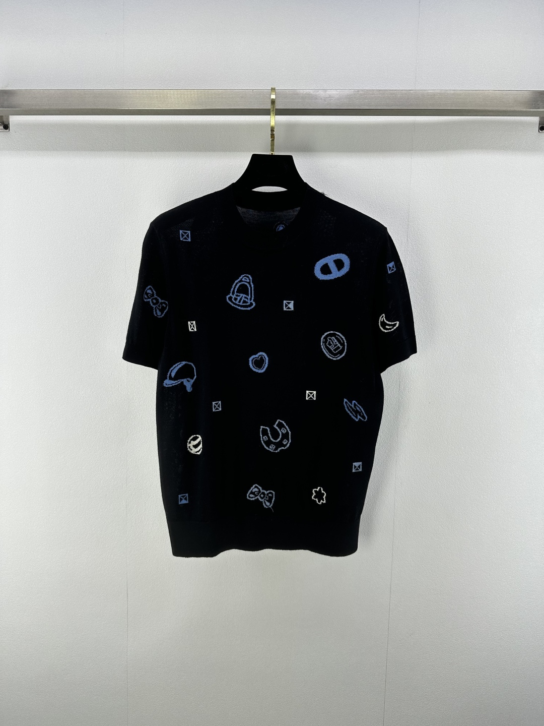 NO:438107,:1 Herme* new details 25 Spring and summer new candy collection short sleeves Customized woven ten-silk fabric jacquard embellishment Retro style strong round neck short-sleeved top tailoring playful outfits to reduce age and make it look white!  Age-reducing fashion style exquisite details, a must-have item for trendy people, 1 color, 3 size SML, hermes, T-shirt, alexander wang19860909:1 Herme*上新细节 25 春夏新款糖果藏书章短袖 定制定织天丝面料 提花点缀 复古风格强烈圆领短袖上衣剪裁 穿搭俏皮减龄显白！减龄时尚款细节精致 潮人必备单品哦  1色3码SML,,hermes,T-shirt,alexander wang,Women's clothing