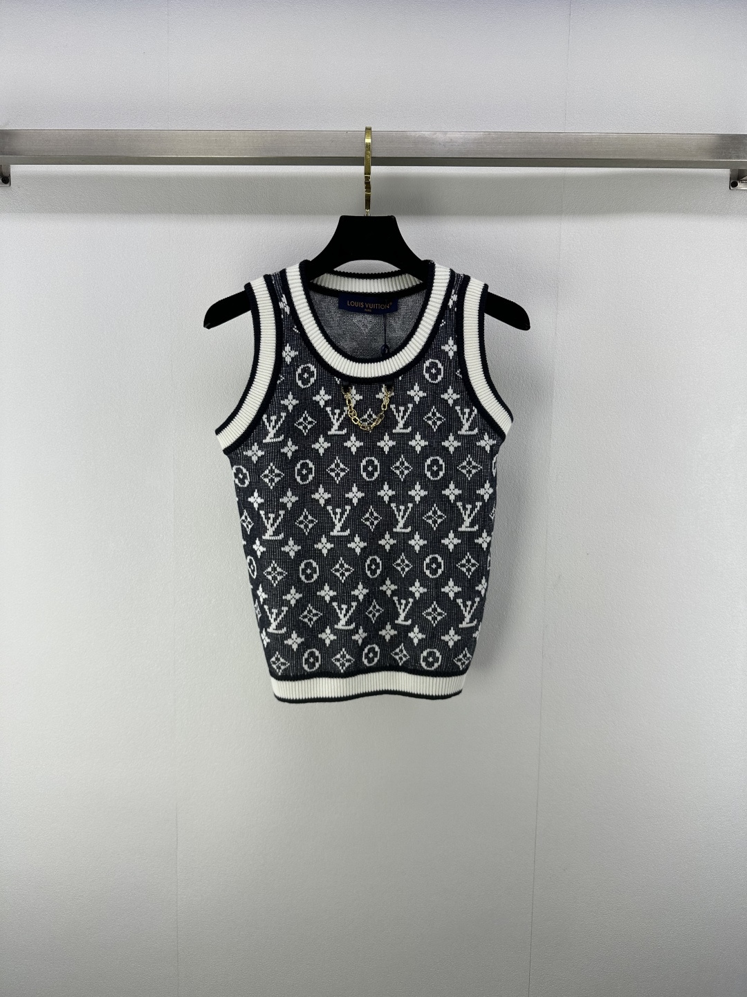 NO:438115,Lv *New details 25 Spring and Summer latest round neck chain vest!  Customized silk knitted material, comfortable and stylish, soft and elastic, sleeveless vest cut, neckline cuff thread edge-closing elasticity, neckline metal chain decoration, illuminate the overall shape, ready-to-wear brand letters full of jacquard, classic and versatile, regular style, single or layered upper body to show style and style!  1 color 3 code SML, louis vuitton, alexander wang19860909Lv *上新细节 25 春夏最新圆领链条背心！定制丝毛针织材质 舒适有型 柔软弹力 无袖背心剪裁 领口袖口螺纹收边弹力舒适 领口金属链条装饰 点亮整体造型 成衣品牌字母提花满印 经典百搭洋气 常规版型 单穿或叠穿上身尽显格调与风范！ 1色3码SML,,louis vuitton,alexander wang,Women's clothing