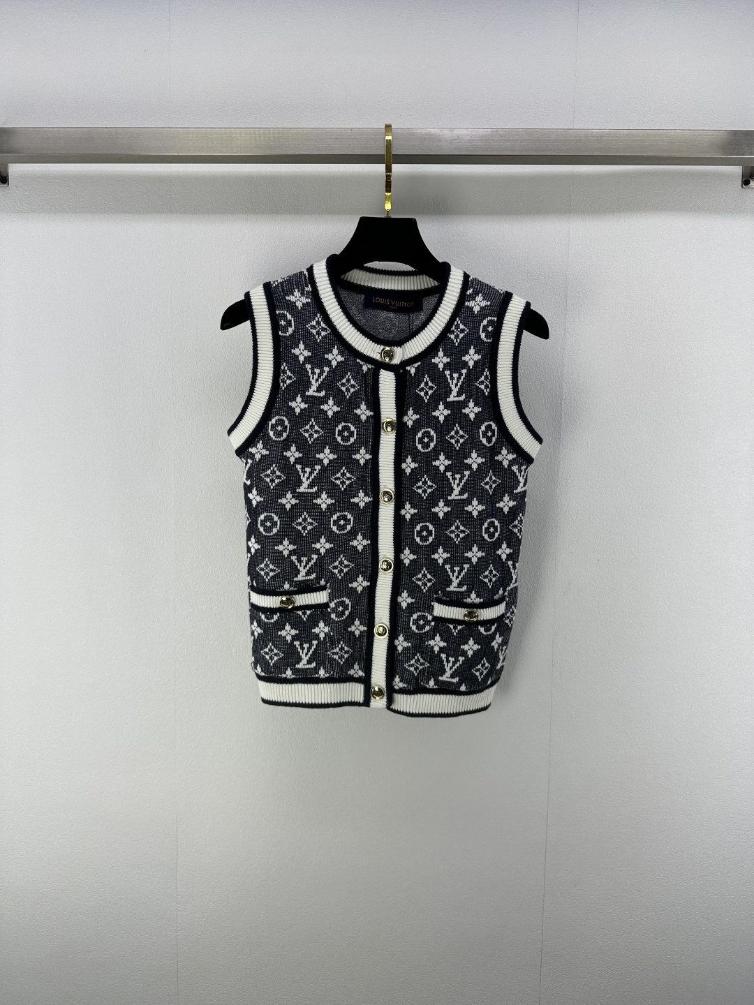 NO:438123,Lv *New details 25 Spring and Summer latest round neck chain cardigan vest!  Customized silk knitted material, comfortable and stylish, soft elastic vest cut, neckline cuffs, threaded edge-closing, elastic and comfortable, illuminating the overall shape, ready-to-wear brand letters full of jacquard, classic and versatile, regular style, the upper body shows style and style!  1 color 3 code SML, louis vuitton, alexander wang19860909Lv *上新细节 25 春夏最新系圆领链条开衫背心！定制丝毛针织材质 舒适有型 柔软弹力背心剪裁 领口袖口螺纹收边弹力舒适 点亮整体造型 成衣品牌字母提花满印 经典百搭洋气 常规版型 上身尽显格调与风范！ 1色3码SML,,louis vuitton,alexander wang,Women's clothing