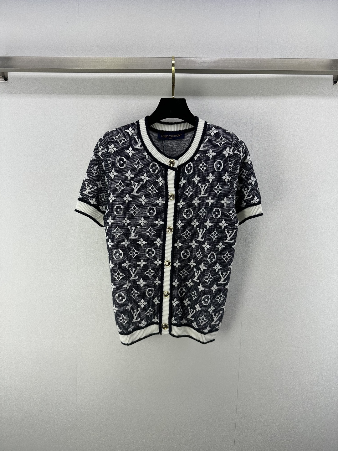 NO:438130,Lv *New details 25 Spring and summer latest round neck chain short sleeves!  Customized silk knitted material, comfortable and stylish, soft and elastic, short-sleeved tailoring, neckline cuff thread edge-closing elastic and comfortable neckline metal chain decoration, illuminating the overall shape, ready-to-wear brand letters full of jacquard, classic and versatile, regular style, the upper body shows style and style!  1 color 3 code SML, louis vuitton, T-shirt, alexander wang19860909Lv *上新细节 25 春夏最新系圆领链条短袖！定制丝毛针织材质 舒适有型 柔软弹力 短袖剪裁 领口袖口螺纹收边弹力舒适 领口金属链条装饰 点亮整体造型 成衣品牌字母提花满印 经典百搭洋气 常规版型 上身尽显格调与风范！ 1色3码SML,,louis vuitton,T-shirt,alexander wang,Women's clothing