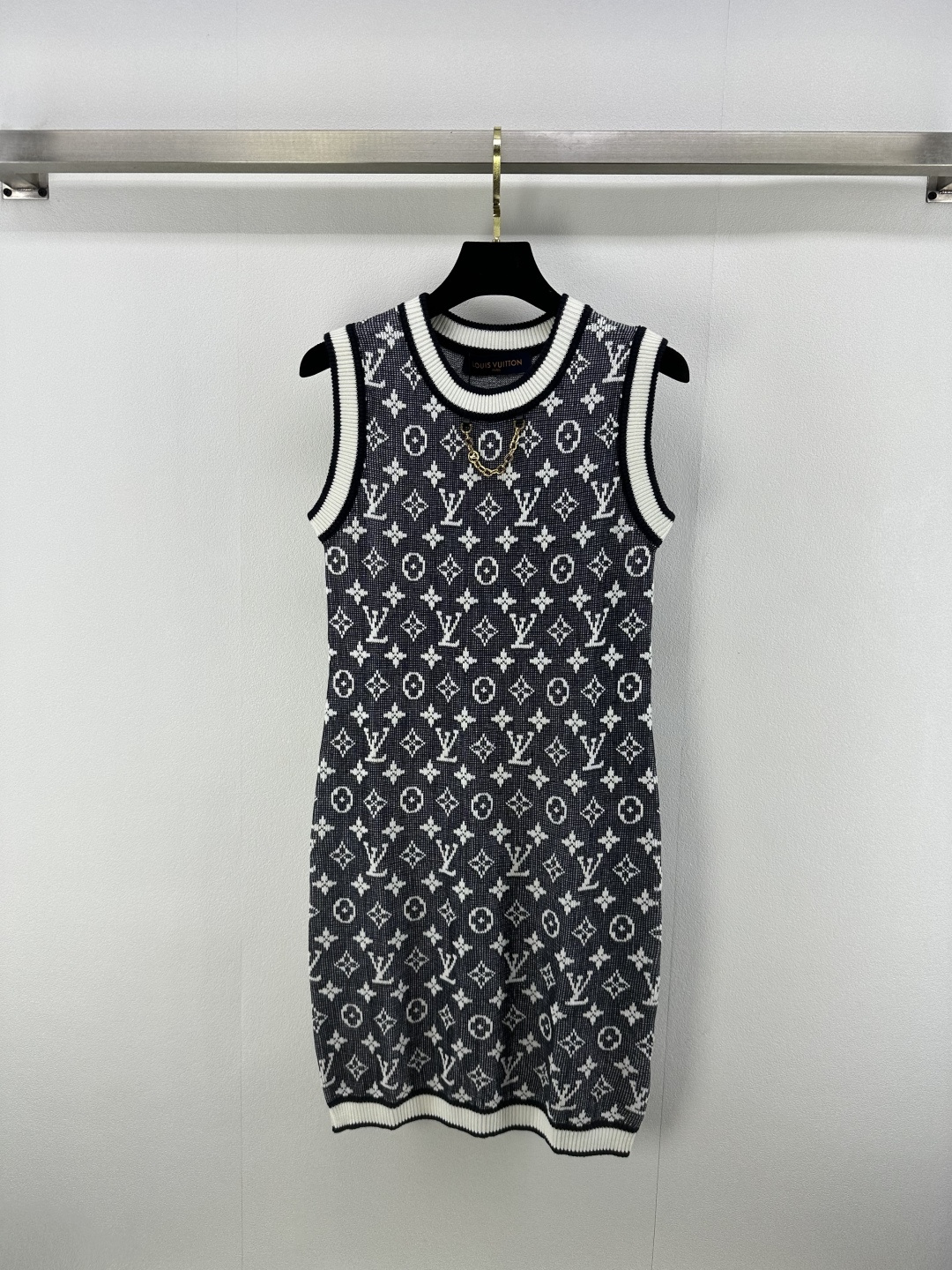 NO:438061,Lv *New details 25 Spring and summer latest round neck chain vest skirt!  Customized silk knitted material, comfortable and stylish, soft and elastic, sleeveless vest skirt tailoring, neckline cuff thread edge-closing elasticity, neckline metal chain decoration, illuminate the overall shape, ready-to-wear brand letters full of jacquard, classic and versatile, regular style, single or layered upper body to show style and style!  1 color 3 code SML, louis vuitton, skirts, alexander wang19860909Lv *上新细节 25 春夏最新系圆领链条背心裙！定制丝毛针织材质 舒适有型 柔软弹力 无袖背心裙剪裁 领口袖口螺纹收边弹力舒适 领口金属链条装饰 点亮整体造型 成衣品牌字母提花满印 经典百搭洋气 常规版型 单穿或叠穿上身尽显格调与风范！ 1色3码SML,,louis vuitton,skirts,alexander wang,Women's clothing