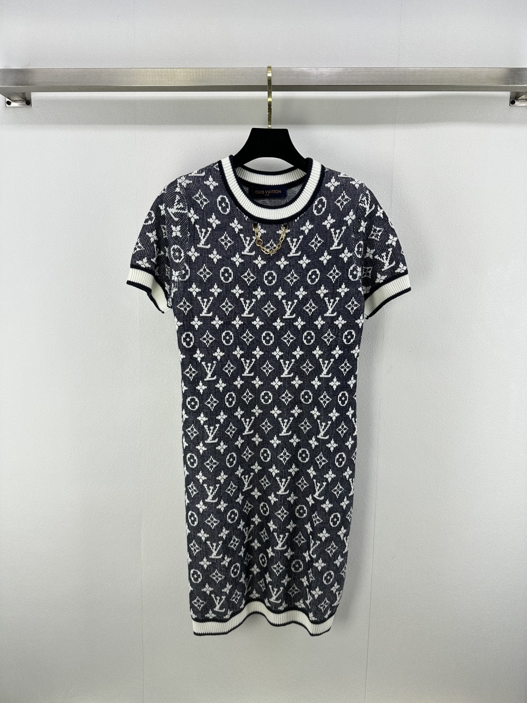 NO:438071,Lv *New details 25 Spring and summer latest round neck chain short-sleeved skirt!  Customized silk knitted material, comfortable and stylish, soft and elastic, short-sleeved skirt cut, neckline cuff thread edge-closing elastic and comfortable neckline metal chain decoration, illuminating the overall shape, ready-to-wear brand letters full of jacquard, classic and versatile, regular style, the upper body shows style and style!  1 color 3 code SML, louis vuitton, skirts, T-shirt, alexander wang19860909Lv *上新细节 25 春夏最新系圆领链条短袖裙！定制丝毛针织材质 舒适有型 柔软弹力 短袖裙剪裁 领口袖口螺纹收边弹力舒适 领口金属链条装饰 点亮整体造型 成衣品牌字母提花满印 经典百搭洋气 常规版型 上身尽显格调与风范！ 1色3码SML,,louis vuitton,skirts,T-shirt,alexander wang,Women's clothing