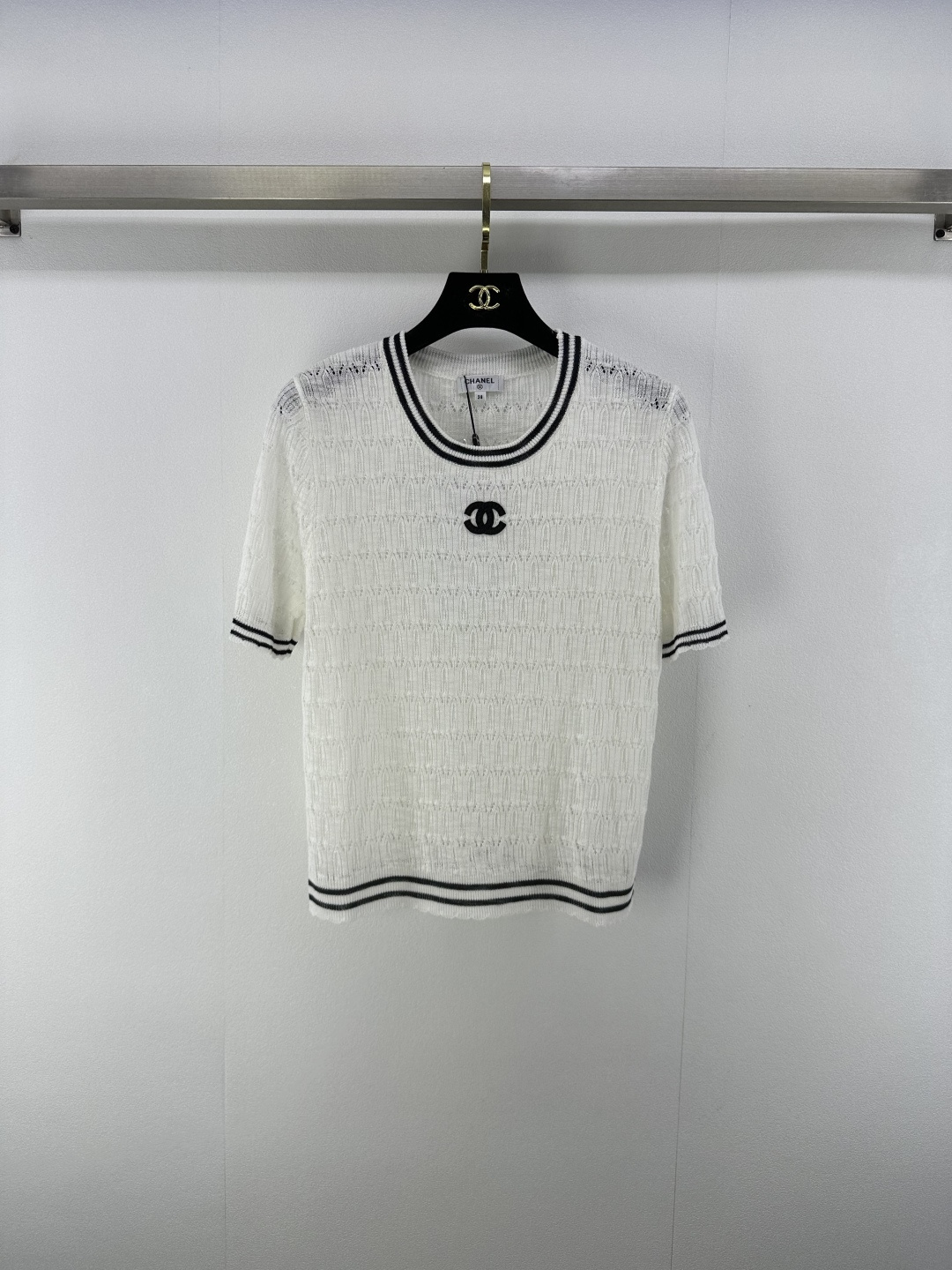 NO:439610,Chane* New details 25 The latest round neck silver wire hollow knitted short sleeves in summer, simple design but very pleasing!  The silver wire is interspersed with a retro and fashionable feeling, and the design feels amazing!  White and rich beauty must have versatile items 2 colors and 3 codes SML, chanel, T-shirt, alexander wang19860909Chane* 上新细节 25 夏季最新圆领银丝镂空针织短袖,简约设计却很耐看！银丝穿插自带复古时髦感 设计感绝绝子！白富美必备百搭单品 2色3码SML,,chanel,T-shirt,alexander wang,Women's clothing