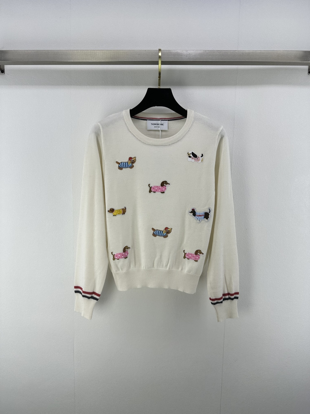 NO:438146,TB* New Details 25 The latest puppy round neck long sleeves in summer!  Customized wool material, comfortable and soft, full texture, slim fit style with vertical pit strip texture, visual slimming highlights the figure, playful and age-reducing puppy embroidery pattern decoration, cute and age-reducing the upper body, showing the college style, commuting and dates, 2 colors, 3 codes, SML, alexander wang19860909TB* 上新细节 25 夏季最新小狗圆领长袖！定制羊毛材质 舒适柔软 质感十足 修身版型配合竖坑条纹理 视觉显瘦突显身材 风格俏皮减龄 小狗刺绣图案装饰 可爱减龄 上身尽显学院风格 通勤约会都 2色3码SML,,alexander wang,Women's clothing