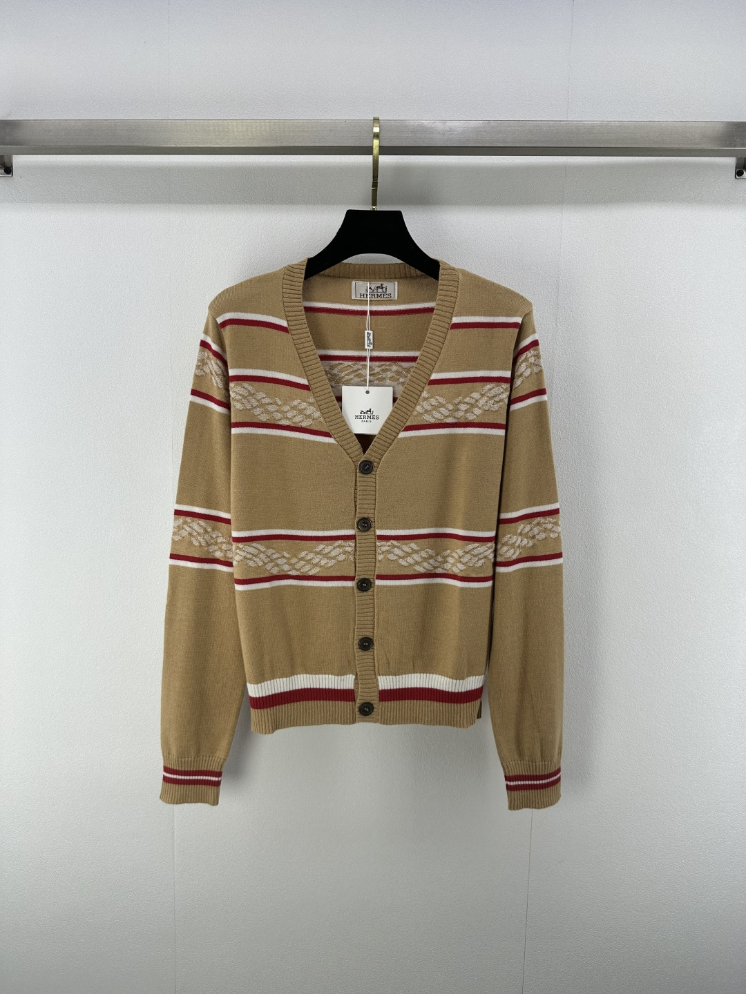 NO:438193,New details on Hermes 25 New summer jacquard knitted long-sleeved cardigan!  Slim double weaving and huge slim style. The imported yarn has a delicate and soft texture that is excellent!  Fashionable, generous and elegant temperament, elegant and fashionable, the classic style is not picky about others, making you look slim and versatile!  Highly recommend a must-have item!  2 color 3 code SML, hermes, alexander wang19860909Hermes上新细节 25 夏季新款提花针织长袖开衫！修身双织巨显瘦的版型.进口纱线细腻柔软的质感超赞！时髦大方气质优雅又时髦,经典版型不挑人上身显瘦又百搭！强烈推荐必入单品！ 2色3码SML,,hermes,alexander wang,Women's clothing