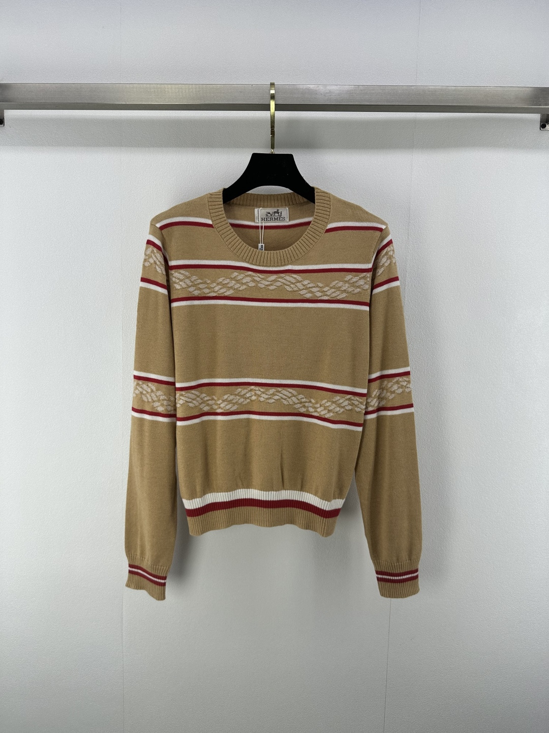 NO:438200,New details on Hermes 25 New summer jacquard knitted round neck long sleeves!  Slim double weaving and huge slim style. The imported yarn has a delicate and soft texture that is excellent!  Fashionable, generous and elegant temperament, elegant and fashionable, the classic style is not picky about others, making you look slim and versatile!  Highly recommend a must-have item!  2 color 3 code SML, hermes, alexander wang19860909Hermes上新细节 25 夏季新款提花针织圆领长袖！修身双织巨显瘦的版型.进口纱线细腻柔软的质感超赞！时髦大方气质优雅又时髦,经典版型不挑人上身显瘦又百搭！强烈推荐必入单品！ 2色3码SML,,hermes,alexander wang,Women's clothing