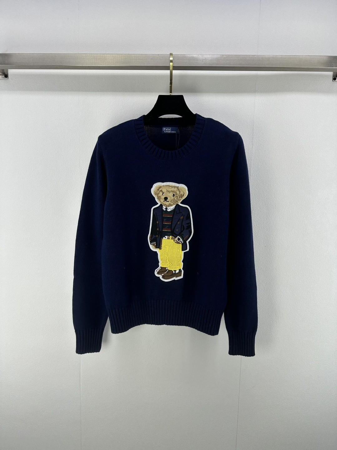 NO:438210,New details on Rl* 25 New summer bear hand hook pattern round neck long sleeves!  Classic H loose fit design!  Quality control is a must-have. Imported pure cotton yarn has an invincible texture!  The three-dimensional embroidery craft of the inlay bear. It is a must-have for the fashionable and stylish girlish temperament!  Children's high-end retro casual style. The style is versatile and not picky. 3 colors and 3 codes SML, alexander wang19860909Rl*上新细节 25 夏季新款小熊手勾图案圆领长袖！经典H宽松版型设计！品质控必入.进口纯棉纱线质感无敌赞！嵌花小熊立体刺绣工艺.减龄少女气质时髦精必入！童趣高级复古随性风.版型百搭不挑人. 3色3码SML,,alexander wang,Women's clothing