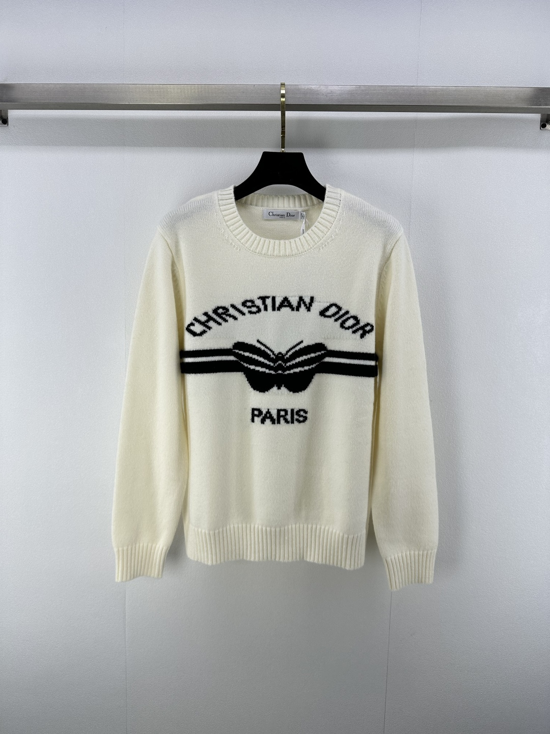 NO:438901,New details on Dio* 25 New summer knitted round neck butterfly long sleeves are embroidered with the iconic 'CHRISTIAN DIOR PARIS' and butterfly elements to highlight the brand style High-quality knitted fabric Soft touch Comfortable and breathable Wearable for easy control whether it is a daily street or a casual party 2 colors 3 codes SML, dior, alexander wang19860909Dio*上新细节 25 夏季新款针织圆领蝴蝶长袖每一件都绣有标志性的“CHRISTIAN DIOR PARIS”字样与蝴蝶元素 彰显品牌格调 优质针织面料 触感柔软 穿着舒适透气 无论是日常出街还是休闲聚会 都能轻松驾驭 2色3码SML,,dior,alexander wang,Women's clothing