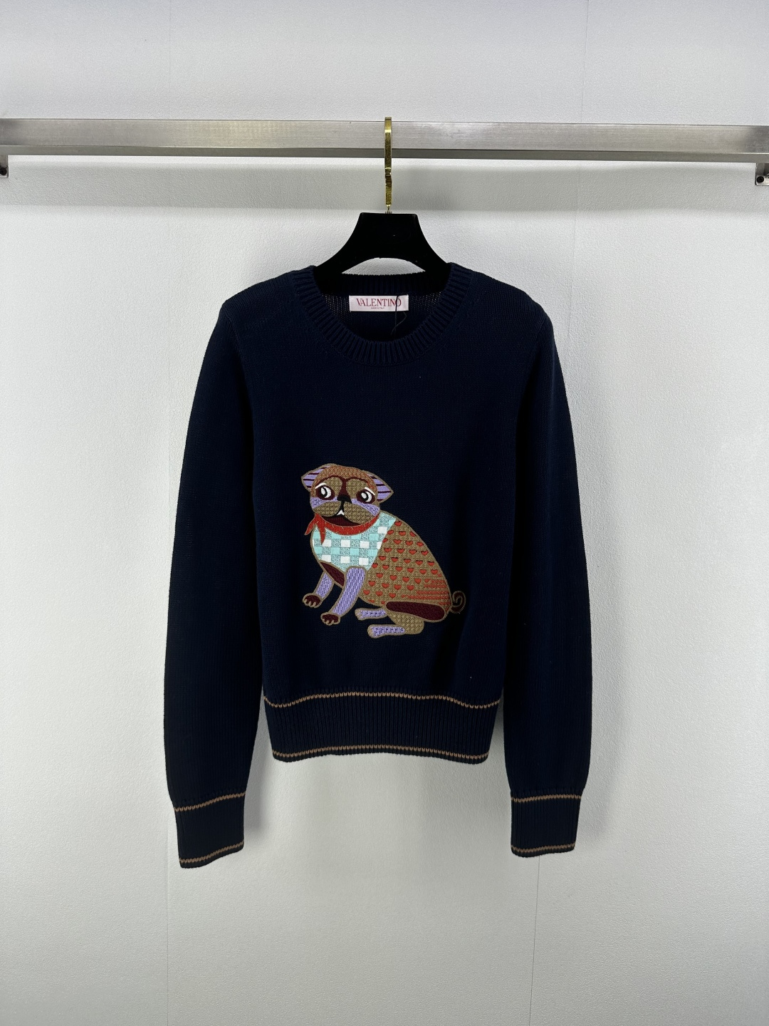 NO:438906,New details on Valentin* 25FW autumn and winter new style pugby embroidered round neck color-blocked knitted long sleeves contrasting color design Super cute puppy pattern, knitted fabric is comfortable and warm, the style is very good, suitable for autumn and winter outfits. The quality of workmanship depends on the details!  2 colors 3 codes SML, valentino, alexander wang19860909Valentin*上新细节 25FW 秋冬新款巴哥刺绣圆领拼色针织长袖 撞色设计 超可爱的小狗图案,针织面料舒服保暖,版型很好看,适合秋冬穿搭.做工品质看细节！ 2色3码SML,,valentino,alexander wang,Women's clothing