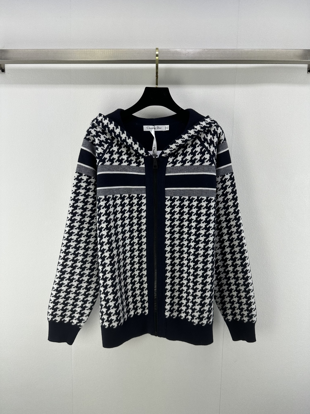 NO:438913,Dio* New details 25 New summer old-fashioned double-sided houndstooth zipper cardigan! One side is clean, the upper body is low-key; the other side is decorated with Dior classic houndstooth full of print, full of luxury high-beam! The cashmere texture is super delicate, not tucked at all~ The style is slightly loose, the upper body is very elegant, the same style as men and women, and it looks good to everyone wears 2 colors 3 SML, dior, alexander wang19860909Dio*上新细节 25 夏季新品老花双面可穿的千鸟格拉链开衫!一面为净色,上身低调内涵;另一面饰 Dior 经典千鸟格满身印花,满档奢华高哔格!山羊绒质感超级细腻,一点都不扎~ 版型略宽松版型,上身很有气质 男女同款 谁穿都好看 2色3码SML,,dior,alexander wang,Women's clothing