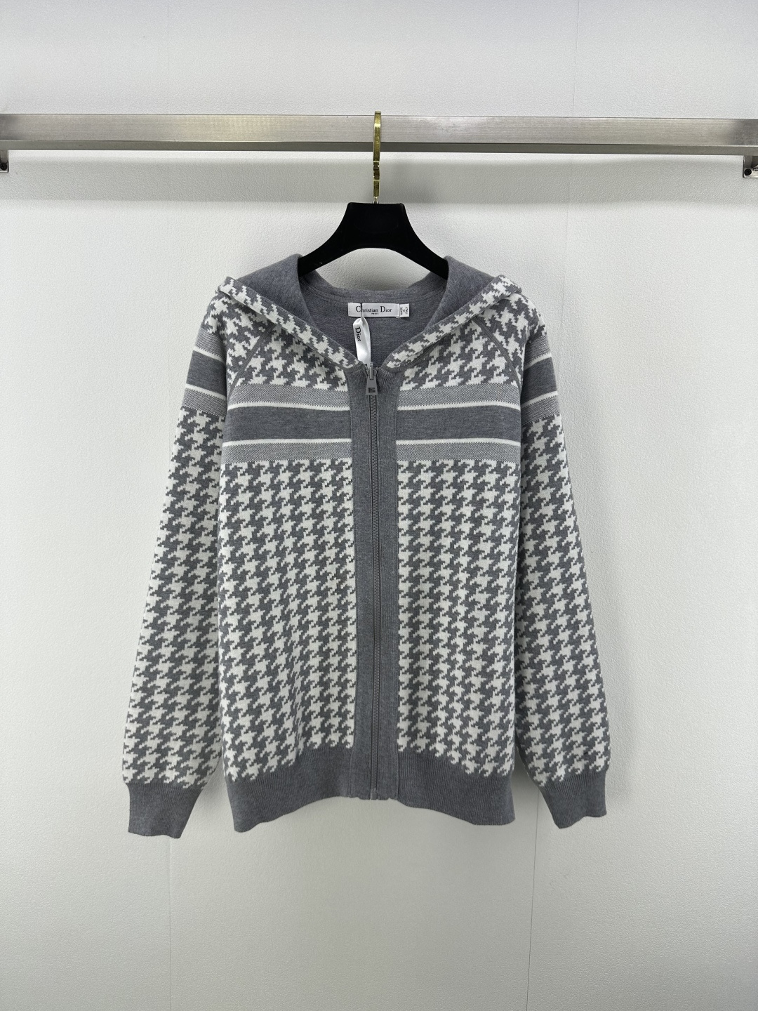 NO:438920,260Dio* new details 25 New summer old-fashioned double-sided houndstooth zipper cardigan! One side is clean color, the upper body is low-key; the other side is decorated with Dior classic houndstooth plaid full of print, full of luxury high-beep plaid! The cashmere texture is super delicate, not tucked at all~ The style is slightly loose, the upper body is very elegant, the same style as men and women, and it looks good when worn 2 colors and 3 sizes SML, dior, alexander wang19860909260Dio*上新细节 25 夏季新品老花双面可穿的千鸟格拉链开衫!一面为净色,上身低调内涵;另一面饰 Dior 经典千鸟格满身印花,满档奢华高哔格!山羊绒质感超级细腻,一点都不扎~ 版型略宽松版型,上身很有气质 男女同款 谁穿都好看 2色3码SML,,dior,alexander wang,Women's clothing