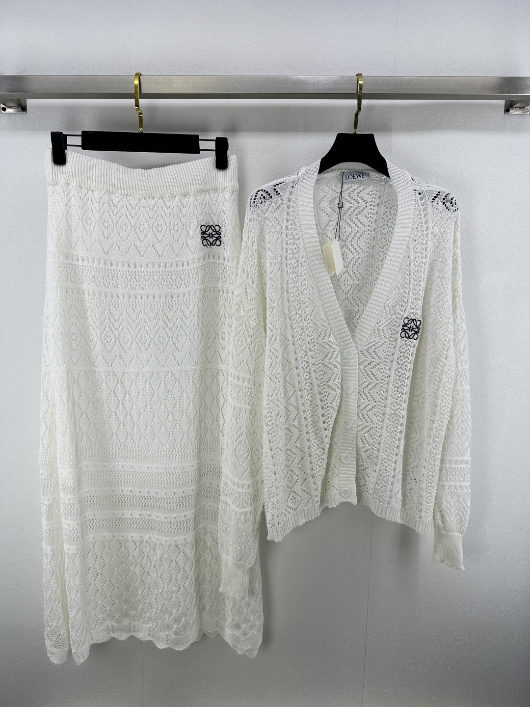 NO:438915,Loew* new details 25 New summer French retro vacation style suit v-neck cardigan + textured long skirt Set with an atmosphere Classic black and white tone Full of high-end feeling Gentle and romantic Simple sleeveless top style Hem texture embellishment One set of upper body has an old-fashioned style The upper body looks really good 2 colors 3 size SML, loewe, skirts, alexander wang19860909Loew*上新细节 25 夏季新款法式复古度假风套装 v领开衫+纹理长裙 自带氛围感的套装 经典黑白基调 高级感满满 温柔浪漫 简洁的无袖上衣款式 下摆纹理点缀 一套上身有种老钱风感觉 一套上身是真的好好看 2色3码SML,,loewe,skirts,alexander wang,Women's clothing