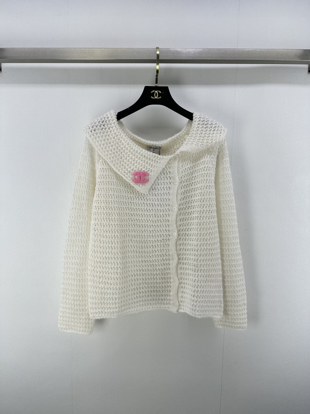 NO:439618,Chane* new details 25 new autumn lapels with one-shoulder long sleeves. Hollow texture, one-shoulder lapel design perfectly reveals the curves of collarbone and neck. It is fashionable and elegant, versatile and not picky. 2 colors and 3 sizes SML, chanel, alexander wang19860909Chane*上新细节 25 秋季新款翻领一字肩长袖 镂空的纹理,一字肩翻领设计,完美地展露出锁骨与脖颈曲线,时髦又气质 ,百搭不挑人 2色3码SML,,chanel,alexander wang,Women's clothing