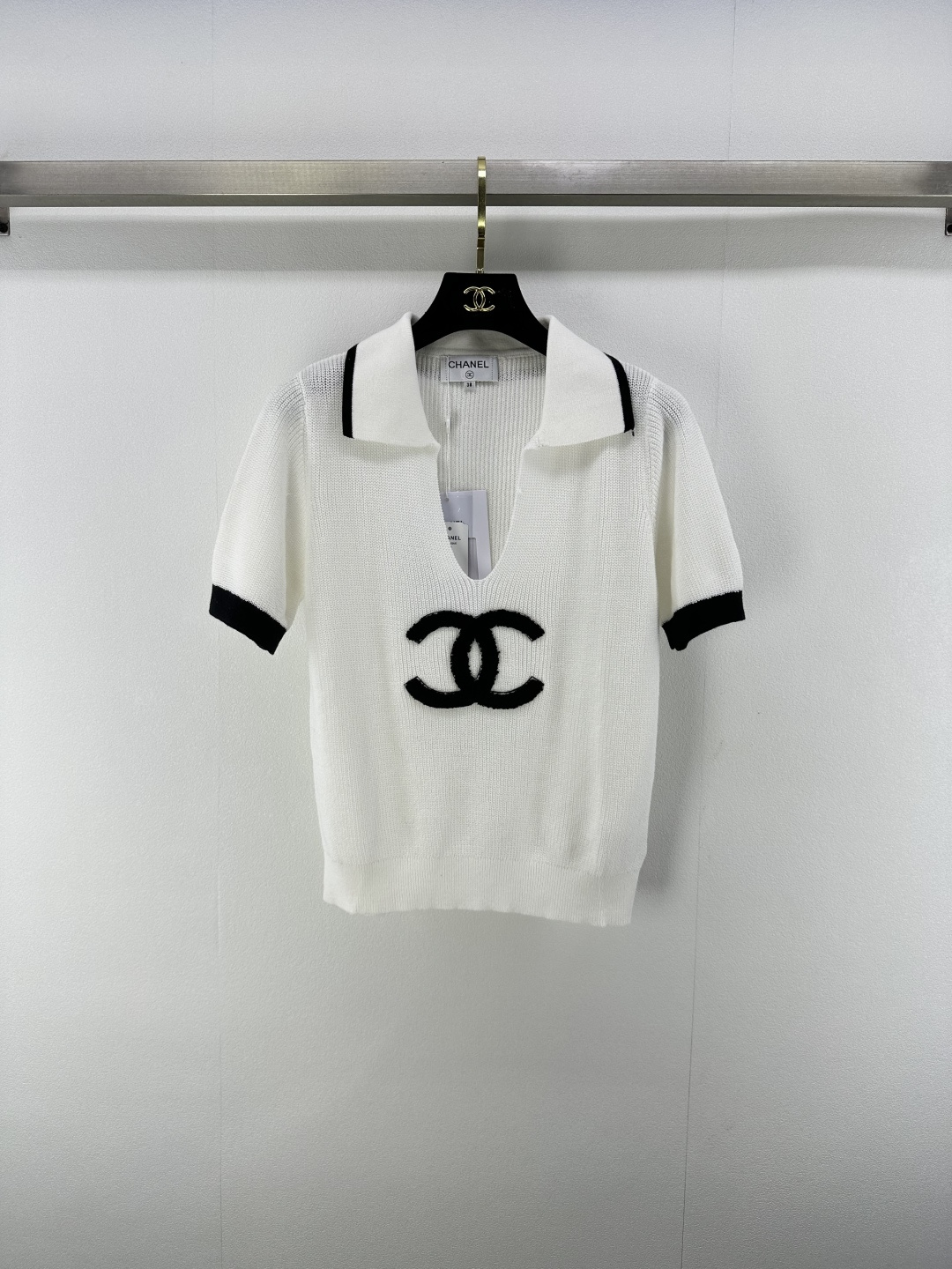 NO:439626,CHANE* New Details 25 Spring and Summer Latest Hollow Knitted Lapel Short Sleeves!  Custom blended yarn weaving, high-quality texture, gloss and comfortable, knitted lapel short-sleeved tailoring, the whole body is interwoven with hollow crochet texture, highlighting the high-end feeling of outfit, outlined with the neckline stripes, showing the slack tone, contrasting color flocking logo on the chest, highlighting the light luxury and fashionable temperament!  2 color 3 code SML, chanel, T-shirt, alexander wang19860909CHANE* 上新细节 25 春夏最新镂空针织翻领短袖！定制混纺纱线织造 质感高级 光泽舒适 针织翻领短袖剪裁 通体利用镂空钩针肌理交织 凸显穿搭高级感 领口条纹勾勒 尽显松弛调性 胸前撞色植绒徽标 凸显轻奢时髦气质！ 2色3码SML,,chanel,T-shirt,alexander wang,Women's clothing