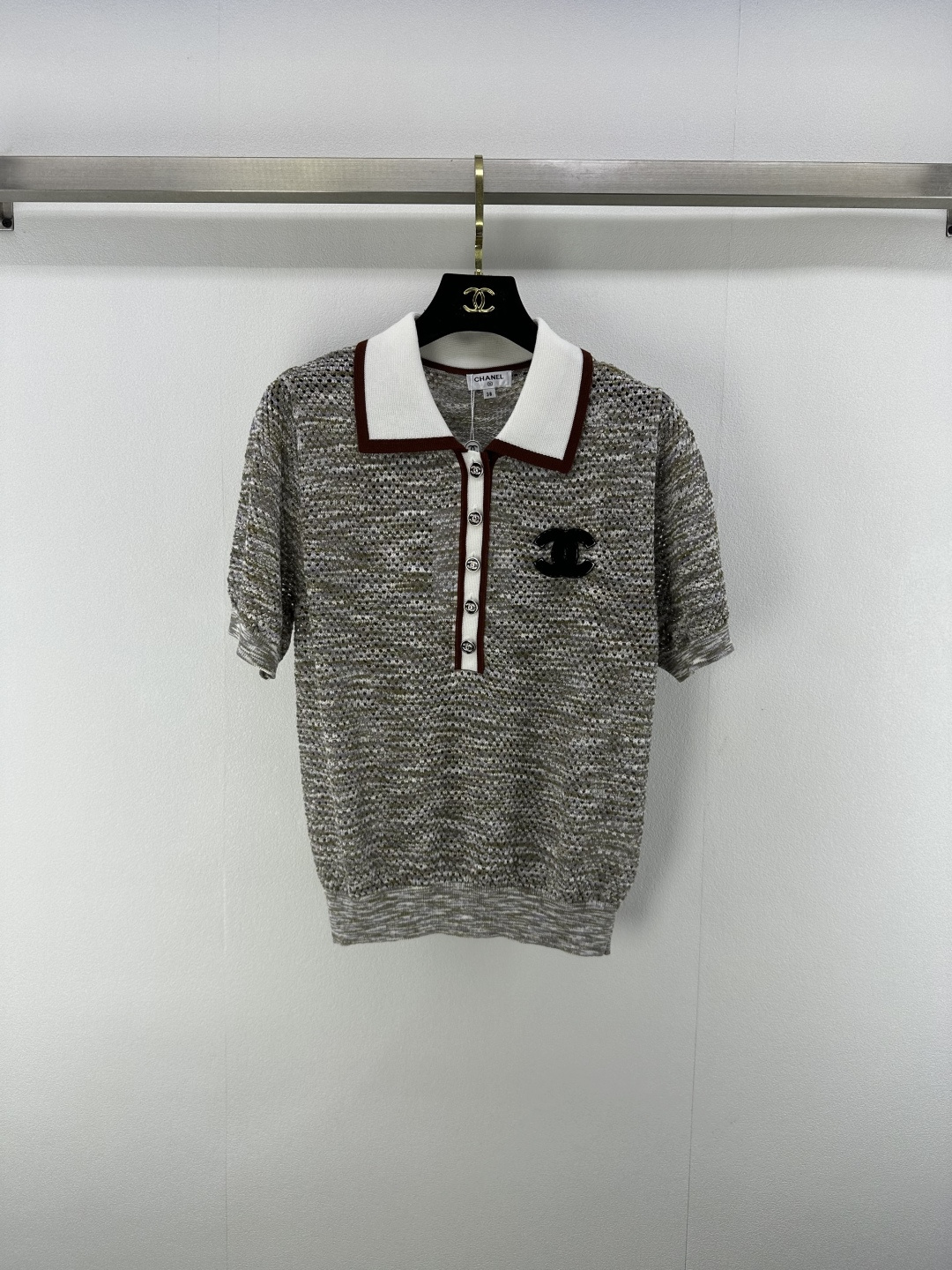 NO:438098,Chane* new details 25 New summer knitted Polo collar short sleeves Classic double C embroidery embellishment Metal buttons Exquisite color mixed knitted fabric Delicate texture Breathable and textured Applicable for daily and exquisite occasions Little fragrance style easy to grasp 1 color 3 code SML, chanel, T-shirt, alexander wang19860909Chane*上新细节 25 夏季新款针织Polo领短袖 经典双C刺绣点缀 金属纽扣精致 混色针织面料 纹理细腻 透气又有质感 日常&精致场合都适配 小香风轻松拿捏 1色3码SML,,chanel,T-shirt,alexander wang,Women's clothing