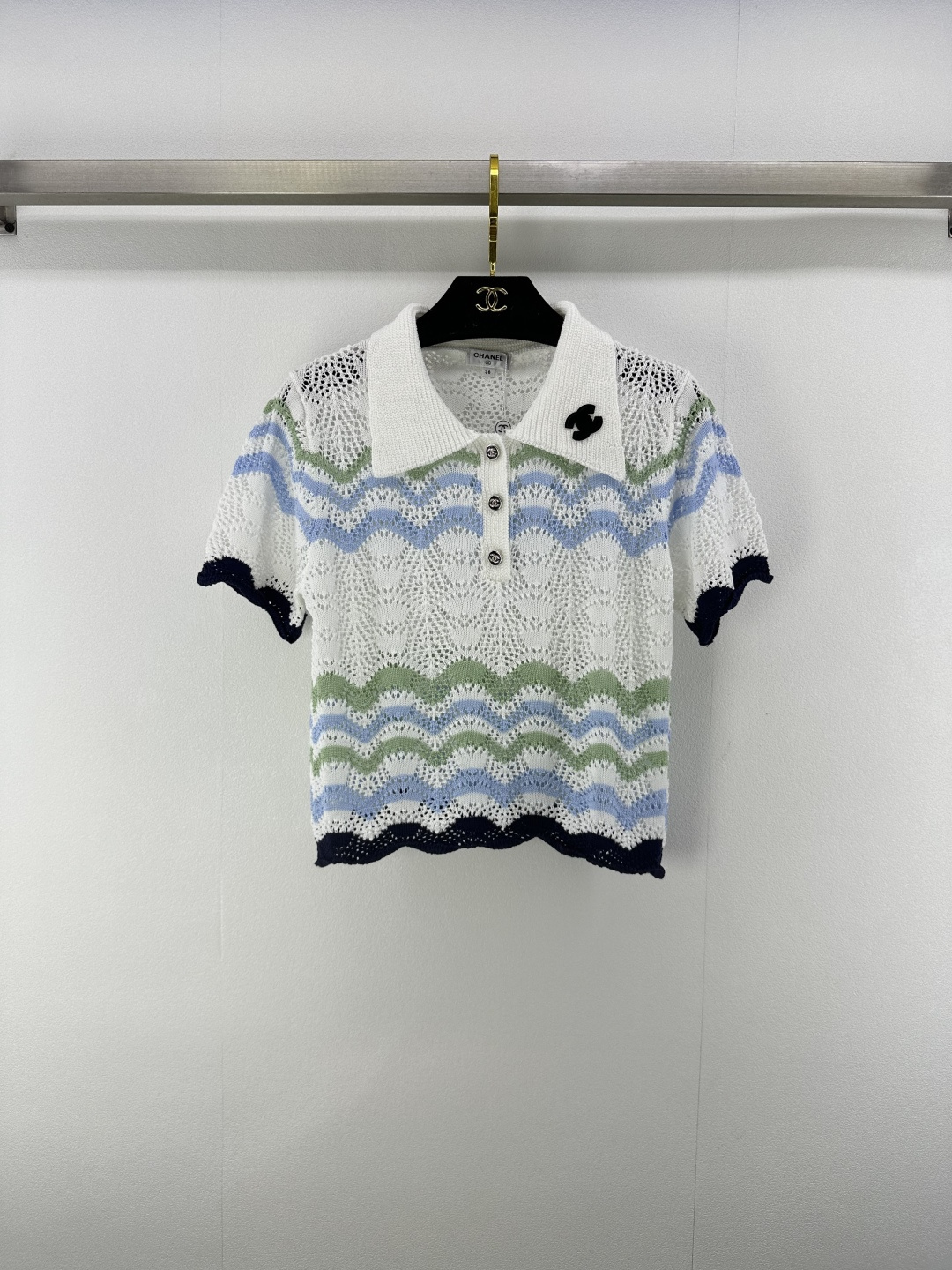 NO:438106,Chane* new details 25 Summer new knitted Polo collar short sleeves Hollow knit + wavy contrast color Fresh and exquisite Classic Polo collar with double C mark Metal buttons plus points Hem The chic cut of the cuffs grasps the elegance and playfulness of the little fragrance style. Summer wear is superb~ 1 color 3 size SML, chanel, T-shirt, alexander wang19860909Chane*上新细节 25 夏季新款针织Polo领短袖 镂空针织+波浪纹撞色 清新又精致 经典Polo领搭双C标 金属纽扣加分 下摆 袖口的别致剪裁 把小香风的优雅与俏皮都拿捏 夏日穿超绝～ 1色3码SML,,chanel,T-shirt,alexander wang,Women's clothing