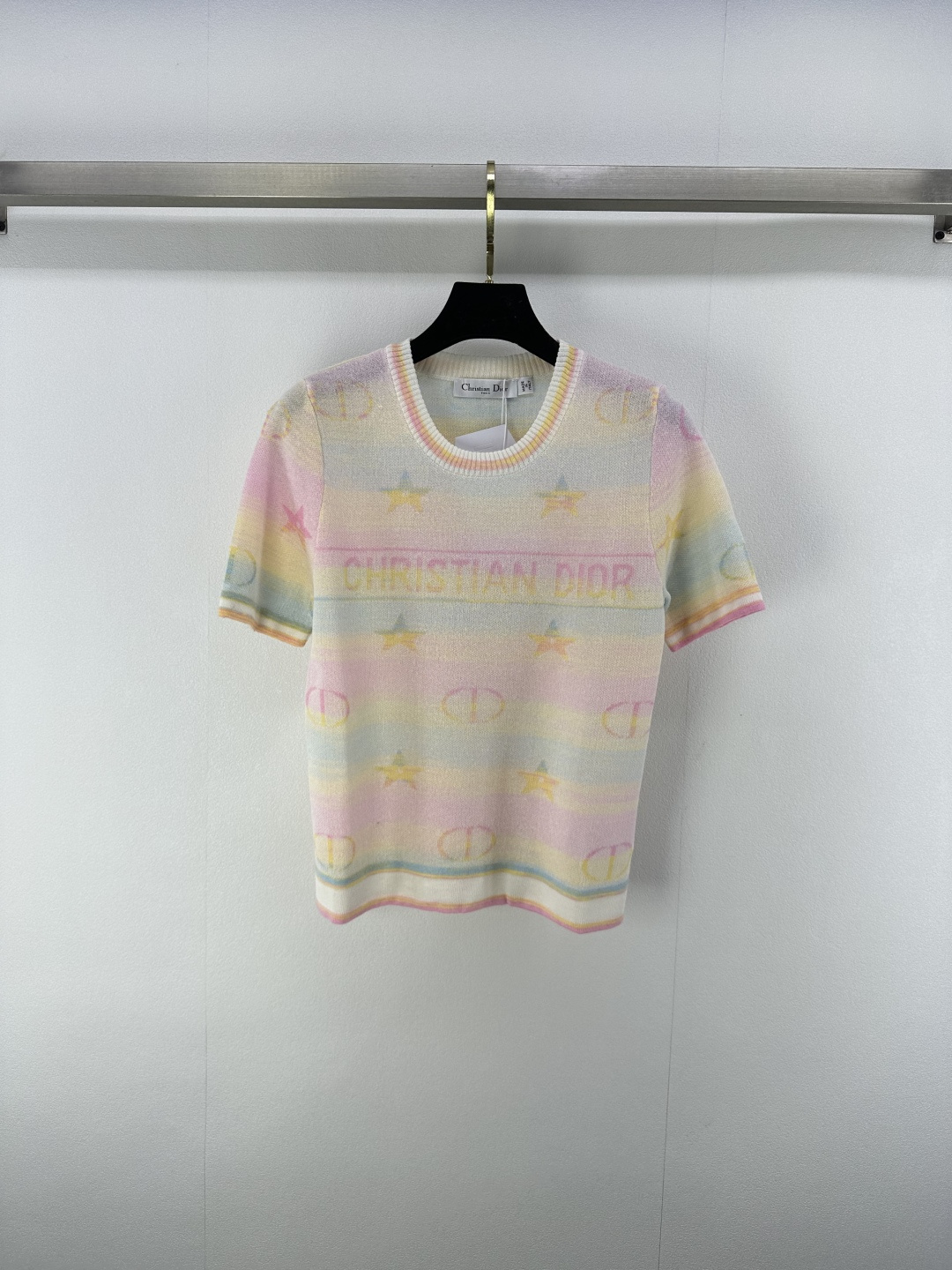 NO:438960,Dio* New Details 25 Spring and Summer Latest Striped Five-pointed Star Short Sleeve!  Customized wool knitted material, comfortable and delicate texture, outlined by the five-pointed star pattern of letters on the whole body, contrasting embroidered letter logo decoration on the chest highlights the brand style, the upper body is full of lazy British atmosphere, the regular style is versatile and not picky!  2 color 3 code SML, dior, T-shirt, alexander wang19860909Dio* 上新细节 25 春夏最新条纹五角星短袖！定制羊毛针织材质 质感舒适细腻 通体线条勾勒字母五角星图案 胸前撞色刺绣字母徽标装饰彰显品牌格调 上身充满慵懒英伦气息 常规版型百搭不挑人！ 2色3码SML,,dior,T-shirt,alexander wang,Women's clothing