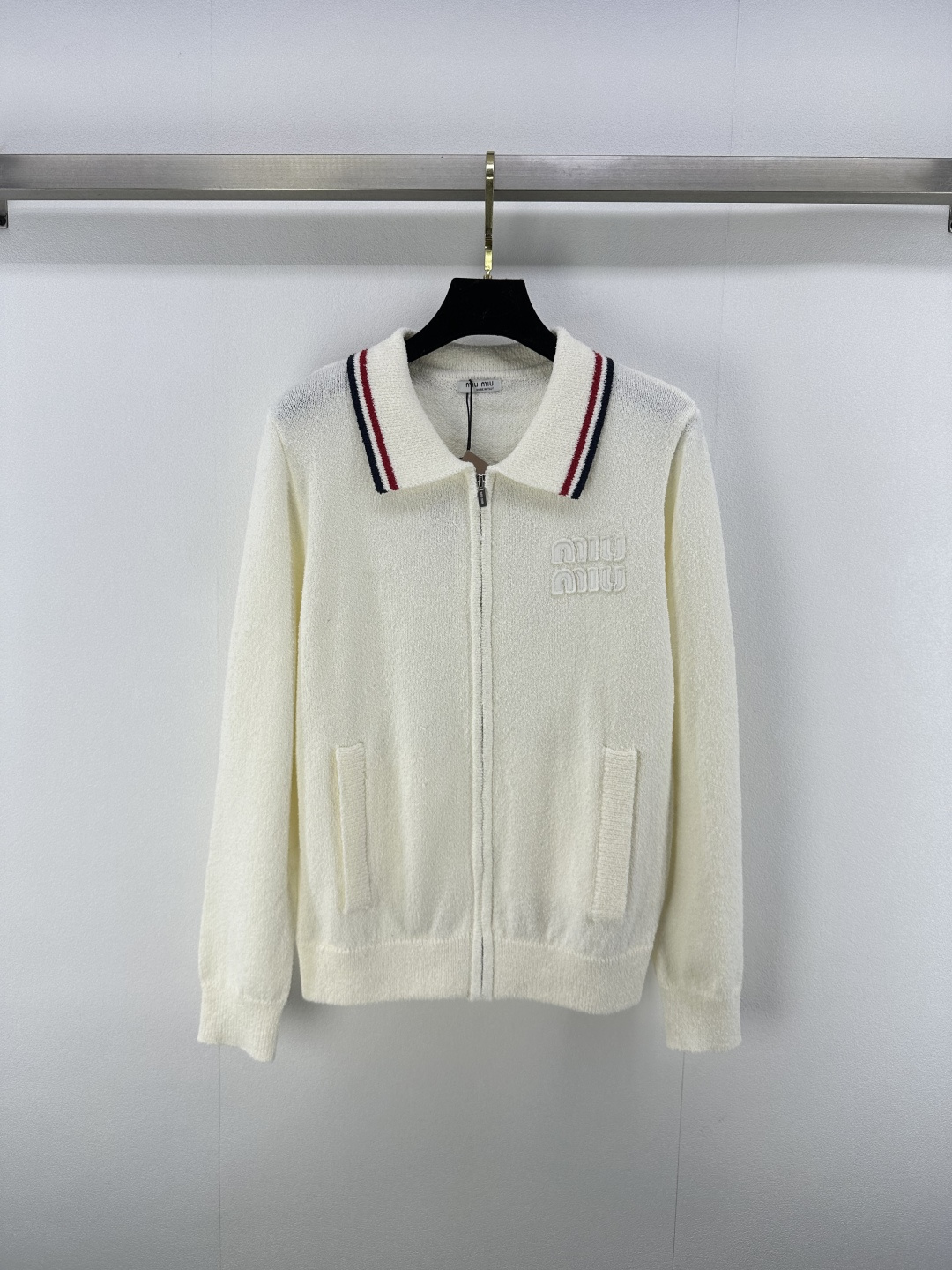 NO:439606,Miumi* new details 25 New summer striped knitted lapel cardigan Customized YB wool yarn wool texture, shiny, comfortable and breathable, cardigan style, beautify the head and shoulders proportions, striped crochet texture creates a layered letter logo decoration on the chest hem, strong retro style, loose style highlights the figure, playful and age-reducing, easy to control when traveling or relaxing parties 2 colors 3 codes, miumiu, alexander wang19860909Miumi*上新细节 25 夏季新款条纹针织翻领开衫 定制YB羊毛纱线织造 质感光泽 舒适透气 开衫版型 美化头肩比例更显瘦 条纹钩针纹理形成层次感胸前下摆字母徽标装饰 复古风格强烈 宽松版型突显身材 俏皮减龄显白 日常出行或轻松聚会轻松驾驭 2色3码SML,,miumiu,alexander wang,Women's clothing