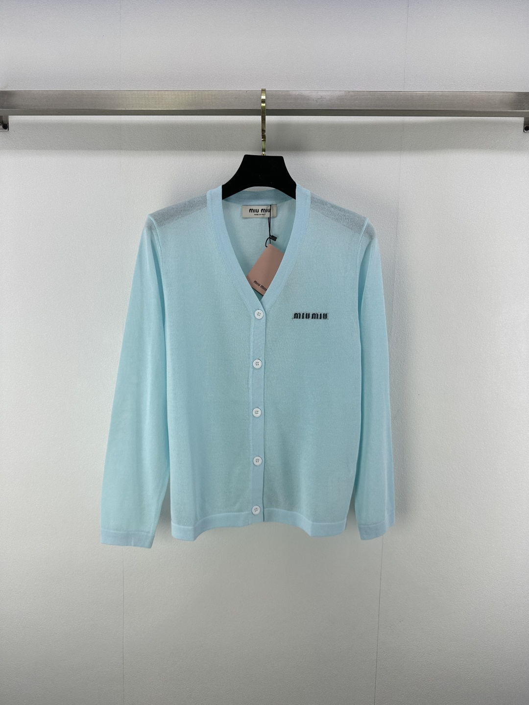 NO:438897,Miumi* new details 25 Early autumn new knitted V-neck cardigan long sleeves Customized logo on the chest The college style design is sweet and cool, high-end and fashionable, moderate elasticity and more refined, and the outfit shows a relaxed tone. Light luxury and fashionable temperament!  3 color 3 code SML, miumiu, alexander wang19860909miumi*上新细节 25 早秋新款针织V领开衫长袖 胸前定制logo徽标 学院风设计甜酷感拉满 高级又时髦 松紧适中更显精致 穿搭尽显松弛调性 轻奢时髦气质！ 3色3码SML,,miumiu,alexander wang,Women's clothing