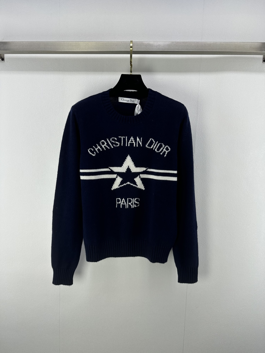 NO:440553,New details on Dio* 25 Early autumn new knitted round neck five-pointed star long sleeves Classic brand letter logo contrast jacquard decoration Regular style Simple and fashionable versatile, daily casual matching without picking people 3 colors 3 codes SML, dior, alexander wang19860909Dio*上新细节 25 早秋新款针织圆领五角星长袖 经典品牌字母logo撞色提花装饰 常规版型 简约时髦百搭 日常随意搭配不挑人 3色3码SML,,dior,alexander wang,Women's clothing