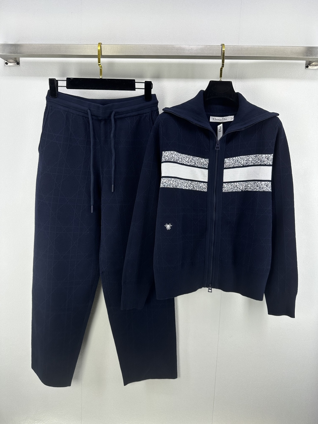 NO:438903,New details on Dior* 25 New summer bee embroidered lapel knitted long-sleeved suit The sweatshirt lapel design is leisurely and casual. The small loose fit is the king. The straight trousers have elastic elastic waist and are comfortable to fit the waistline and the upper body are long legs, and Zhang Chi is not bound. Fashion lazy people wear youthful and energetic 3 colors and 3 sizes SML, dior, hoodie, sweatshirts, alexander wang19860909Dior*上新细节 25 夏季新款小蜜蜂刺绣翻领针织长袖套装 卫衣造型翻领的设计悠闲随性 小宽松的版型显瘦是王道 直筒长裤的款式松紧弹力腰围自在贴合腰线上身就是大长腿,张驰无束缚 时尚懒人成套穿青春洋溢活力 3色3码SML,,dior,hoodie,sweatshirts,alexander wang,Women's clothing