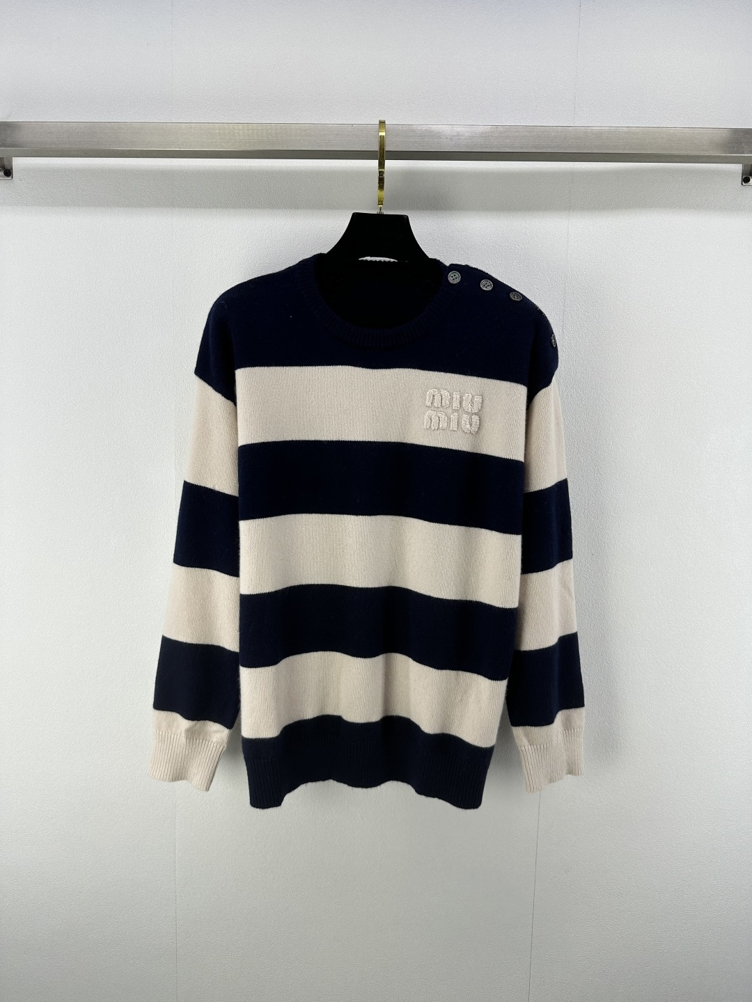 NO:439573,Miumi* new details 25 summer new knitted round neck shoulder button pullover long sleeves inter-color striped splicing classic letter logo three-dimensional embellishment shoulder yb open mold letter logo button decoration retro fashionable exquisite versatile 1 color 3 code SML, miumiu, alexander wang19860909Miumi*上新细节 25 夏季新款针织圆领肩扣套头长袖 间色条纹拼接 经典字母logo立体点缀 肩部yb开模字母logo纽扣装饰 复古时髦精致百搭 1色3码SML,,miumiu,alexander wang,Women's clothing