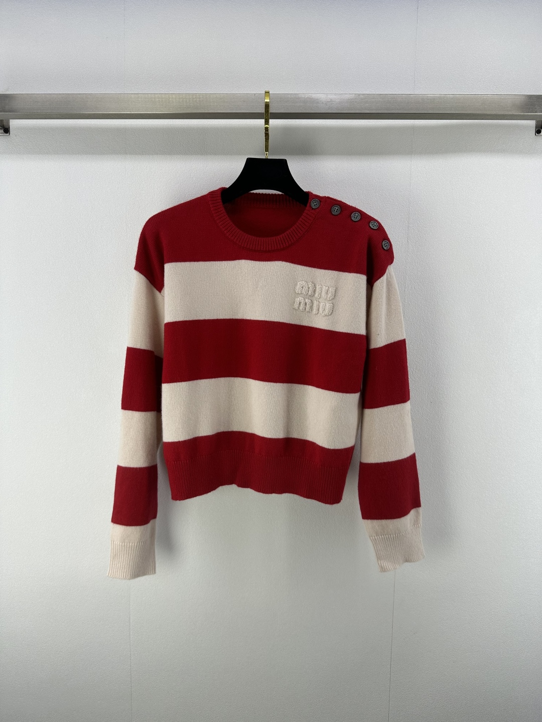 NO:439642,Miumi* new details 25 summer new knitted round neck shoulder buckle pullover, inter-color striped splicing, classic letter logo three-dimensional embellishment, shoulder yb open mold letter logo button decoration, retro fashionable and exquisite versatile 2 colors 3 codes SML,,miumiu,alexander wang19860909Miumi*上新细节 25 夏季新款针织圆领肩扣套头 间色条纹拼接 经典字母logo立体点缀 肩部yb开模字母logo纽扣装饰 复古时髦精致百搭 2色3码SML,,miumiu,alexander wang,Women's clothing