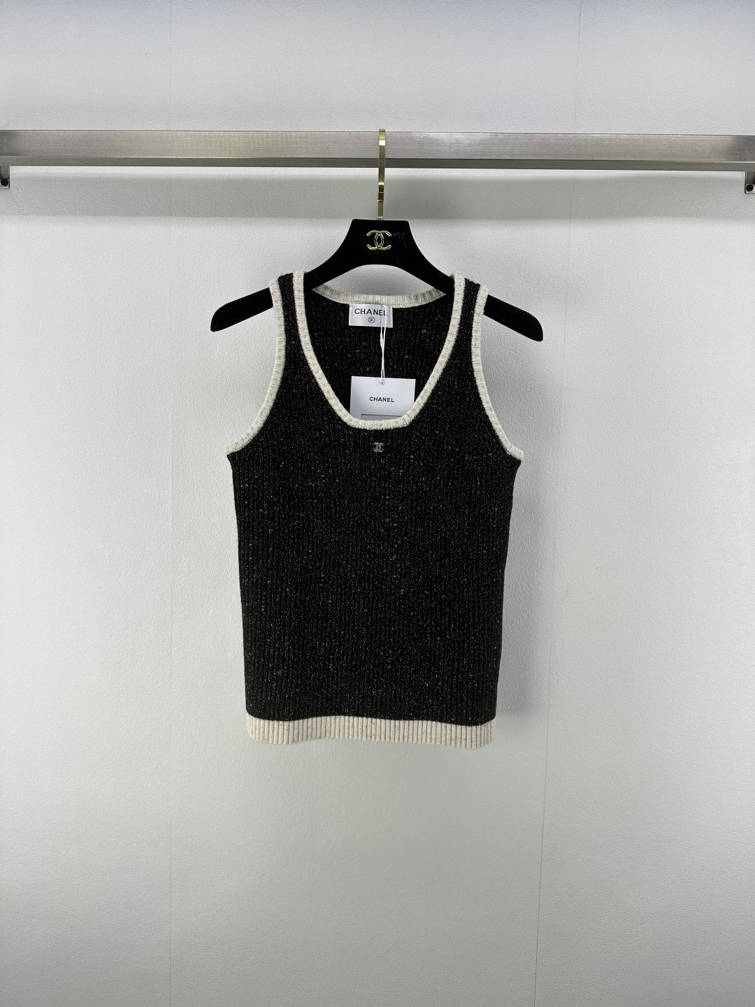 NO:438953,New details on CHANE* 25 New summer tweed knitted vest, elegant 'scheming' in the wardrobe. Classic black and white color combination comes with fashion tension. The tweed texture hides a retro tone. The dark gold silk pattern is like a star in the night sky. It flashes slightly when walking. It is quiet and the sense of luxury is full of diamonds. The double C logo is a soul embellishment, so exquisite that it looks like walking out of Paris Fashion Week. Small details hide taste and identity~ The simple style is super friendly. It is a casual young lady wearing a single shirt/suit layered, and the layering is directly full of layers. Easy to grasp the elegant and high-end style of the small fragrance style. Whoever wears the temperament is open, it is a 'fashionable guest' in the wardrobe. 1 color 3 code SML, chanel,shirts,business suit,alexander wang19860909CHANE*上新细节 25 夏季新款粗花呢针织背心 ,衣橱里的优雅“心机” 经典黑白拼色自带时尚张力 粗花呢肌理藏着复古腔调,金丝暗纹像夜空中的星,走动时微微闪,不动声色就把奢华感拉满带钻双C logo 是灵魂点缀,精致得像从巴黎时装周走出来,小细节藏着品味与身份~ 简约版型超友好,单穿是率性小姐姐,配衬衫/西装叠穿,层次感直接拉满 轻松拿捏小香风的优雅高级,谁穿谁气质开挂,妥妥衣橱里的“时髦常驻嘉宾” 1色3码SML,,chanel,shirts,business suit,alexander wang,Women's clothing