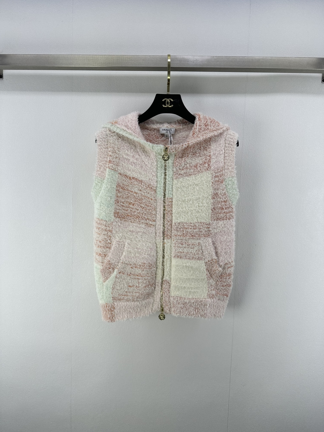 NO:440559,CHANE* New details 25A Spring and summer new product series mixed knitted hooded zipper vest, white and rich and beautiful must-have stacking artifact~ French court style can be sweet or salty, contrasting colors summer color matching, youthful and beautiful, huge and slim upper body. Perfect workmanship quality depends on details. 2 colors 3 codes SML, chanel, hats, alexander wang19860909CHANE* 上新细节 25A 春夏新品系列混纱针织连帽拉链背心,白富美必入叠搭神器～法式宫廷风气质可甜可盐,撞色系夏日配色青春靓丽 上身巨显瘦.完美做工品质看细节. 2色3码SML,,chanel,hats,alexander wang,Women's clothing