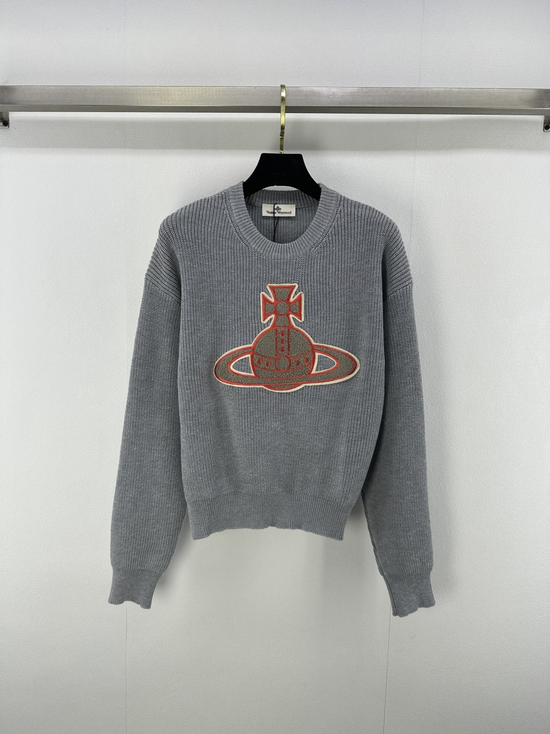 NO:439581,New details on Vivienne Westeoo* 25 New summer products Queen Mother Saturn embroidered pullover long-sleeved sweater Customized YB wool yarn weaving high-quality texture Comfortable and soft Texture obvious round neck falling shoulder long-sleeved sweater highlights gentle temperament Neck cuff threaded edges Saturn logo decoration on chest highlights brand tone Regular loose fit style does not pick the body age Regular knitting and looking three colors to choose, making the outfit look more advanced and relaxed, everyday simple and versatile autumn and winter 3 colors 3 codes SML, sweaters, alexander wang19860909Vivienne Westeoo*上新细节 25 夏季新品西太后土星刺绣套头长袖毛衣 定制YB羊毛纱线织造 质感高级 舒适柔软 肌理明显 圆领落肩长袖毛衣 突出温柔气质 领口袖口螺纹包边 胸前土星标识装饰 彰显品牌调性 常规松身版型不挑身材年龄 规则编织耐看三色选 显得穿搭愈发高级松弛 秋冬日常简约百搭款 3色3码SML,,sweaters,alexander wang,Women's clothing