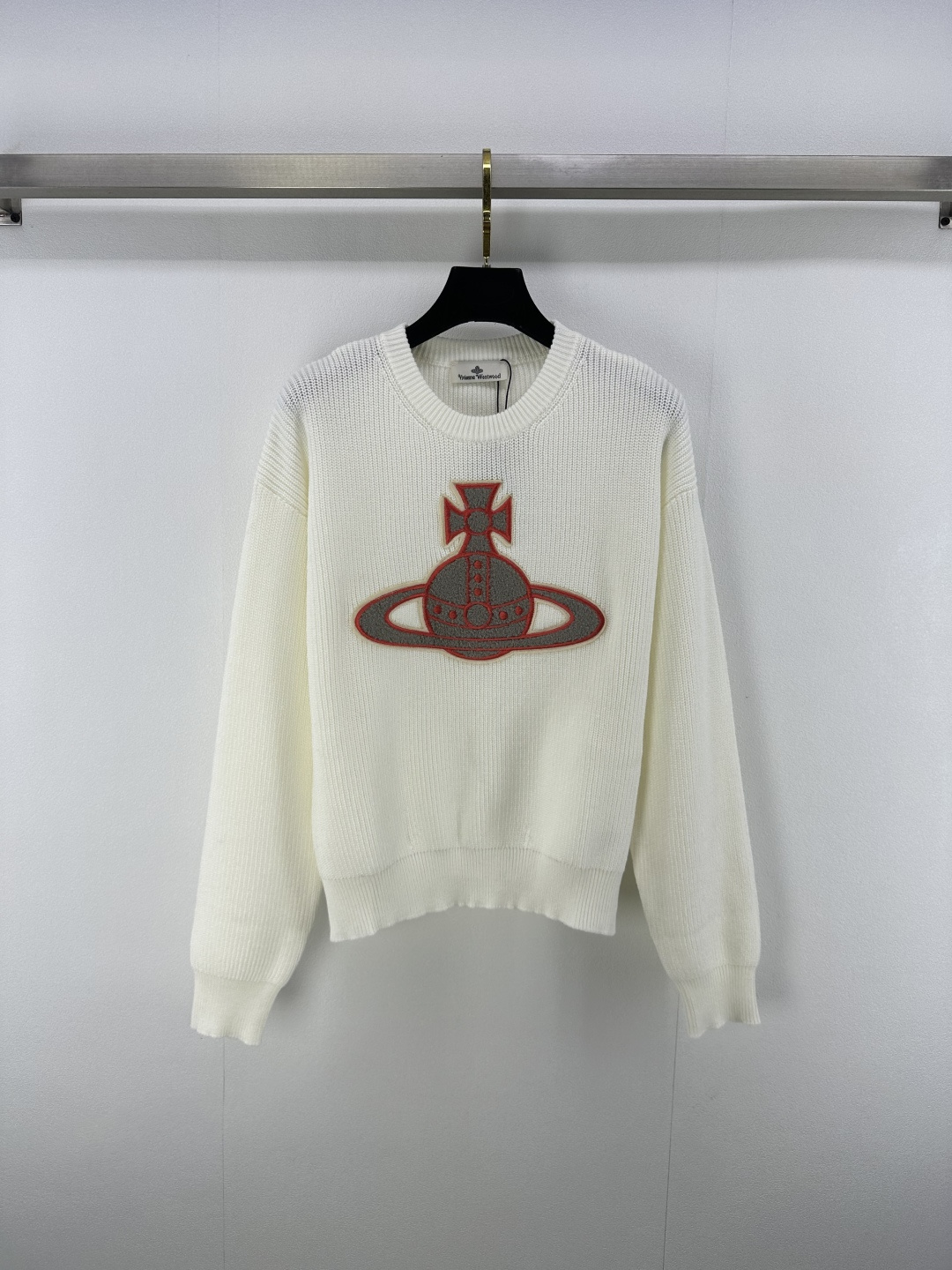 NO:439589,New details on Vivienne Westeoo* 25 New Summer Saturn-Embroidered Queen Mother Pullover Long Sleeve Sweater Customized YB Wool Yarn Weaving High-quality Texture Comfortable and Soft Texture Apparent Round Neck Sleeve Long Sleeve Sweater Highlights High-end Shoulder Long Sleeve Sweater Highlights High-end Sleeve Sweater Neck Cuffs Threaded Edges Saturn logo on chest Demonstrate brand tone Regular loose fittings not picky about body age Regular knitting and looking three colors to make the outfit look more advanced and relaxed. Simple and versatile autumn and winter everyday 3 colors 3 codes SML, sweaters, alexander wang19860909Vivienne Westeoo*上新细节 25 夏季新品土星刺绣西太后套头长袖毛衣 定制YB羊毛纱线织造 质感高级 舒适柔软 肌理明显 圆领落肩长袖毛衣 突出温柔气质 领口袖口螺纹包边 胸前土星标识装饰 彰显品牌调性 常规松身版型不挑身材年龄 规则编织耐看三色选 显得穿搭愈发高级松弛 秋冬日常简约百搭款 3色3码SML,,sweaters,alexander wang,Women's clothing