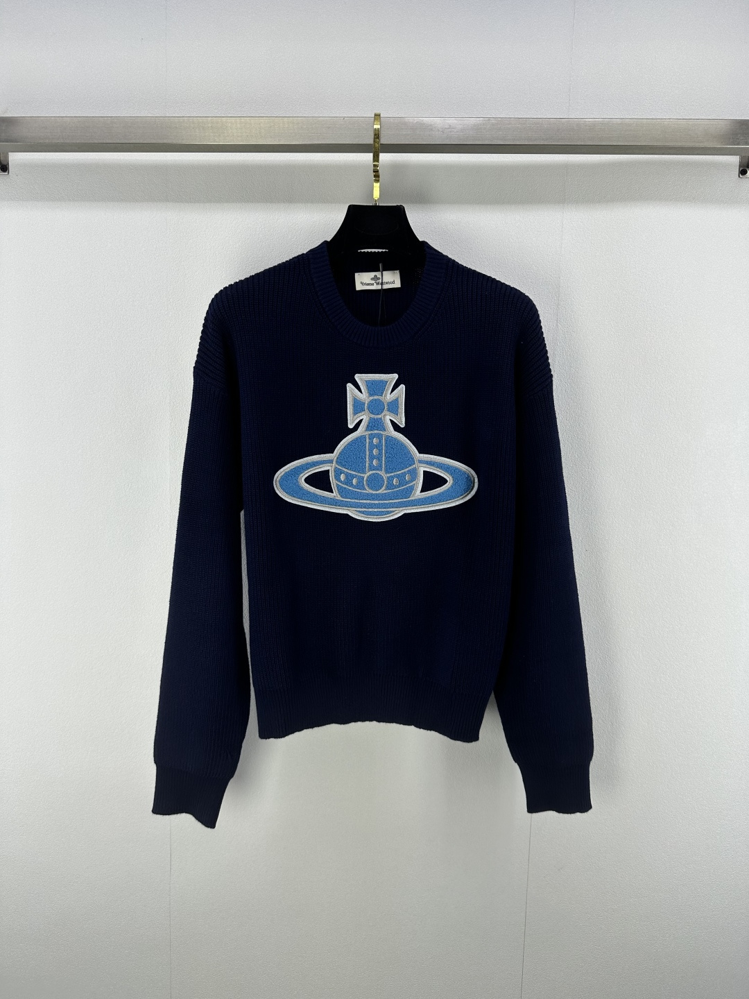 NO:439598,200Vivienne Westeoo* new details 25 Summer new product Saturn embroidered Queen Mother pullover long-sleeved sweater Customized YB wool yarn weaving High-quality texture Comfortable and soft Texture obvious round neck falling shoulder long-sleeved sweater highlights gentle temperament Neck cuff threaded edges Saturn logo decoration on chest highlights brand tone Regular loose fit style does not pick the body age Regular knitting and looking three colors to choose, making the outfit look more advanced and relaxed, everyday simple and versatile autumn and winter 3 colors 3 codes SML, sweaters, alexander wang19860909200Vivienne Westeoo*上新细节 25 夏季新品土星刺绣西太后套头长袖毛衣 定制YB羊毛纱线织造 质感高级 舒适柔软 肌理明显 圆领落肩长袖毛衣 突出温柔气质 领口袖口螺纹包边 胸前土星标识装饰 彰显品牌调性 常规松身版型不挑身材年龄 规则编织耐看三色选 显得穿搭愈发高级松弛 秋冬日常简约百搭款 3色3码SML,,sweaters,alexander wang,Women's clothing