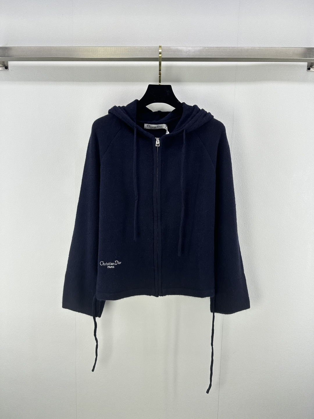 NO:439621,Dio* new details 25 Early autumn new drawstring wool hooded zipper cardigan wool yarn weaving dense fine needle craftsmanship comfortable and elastic, full texture, drop shoulder pullover sweater cut, showing the charm of the college style. The hem is matched with drawstring lace to create a lazy effect, adding sweetness, letter embroidery on the front waist side to increase brand style, full of Korean style, 3 colors and 3 codes SML,,dior,sweaters,hats,alexander wang19860909Dio*上新细节 25 早秋新品抽绳羊毛连帽拉链开衫 羊毛纱线织造 密实细针工艺 舒适弹力 质感十足 落肩套头毛衣剪裁 尽显学院风魅力 下摆配合抽绳系带制造慵懒效果 增添甜美感 正面腰侧点缀字母刺绣 增加品牌格调 上身满满韩系范儿 3色3码SML,,dior,sweaters,hats,alexander wang,Women's clothing