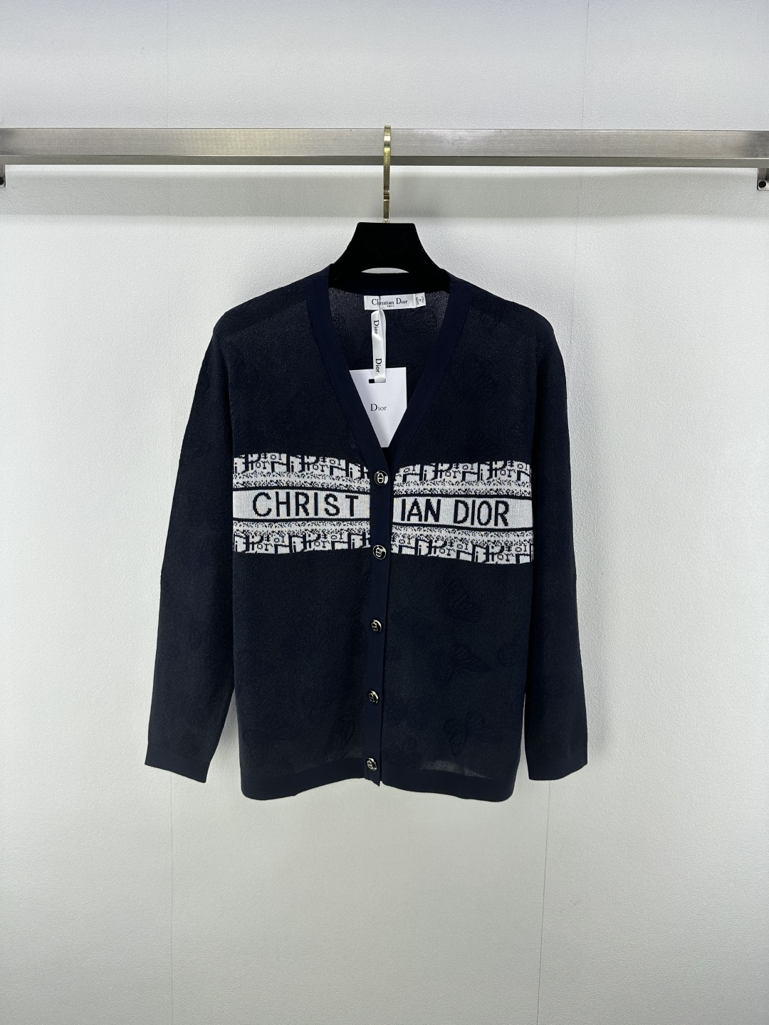 NO:439629,New details on Dio* 25 New summer knitted v-neck dark flower butterfly cardigan long sleeves butterfly jacquard decoration Classic brand letter logo contrast color jacquard embellishment high-end fashionable light luxury versatile daily travel or easy to control 3 colors 3 codes SML, dior, alexander wang19860909Dio*上新细节 25 夏季新款针织v领暗花蝴蝶开衫长袖 蝴蝶提花装饰 经典品牌字母logo撞色提花点缀 高级时髦轻奢百搭 日常出行或轻松聚会轻松驾驭 3色3码SML,,dior,alexander wang,Women's clothing