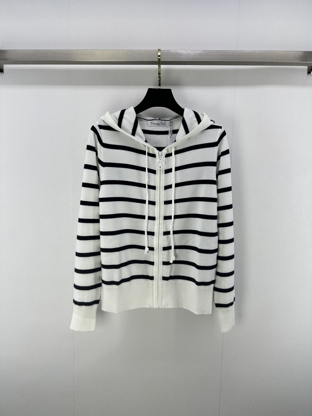 NO:439637,Dio* new details 25 Early autumn new striped hooded zipper cardigan wool yarn weaving dense fine needle craftsmanship comfortable and elastic, full texture Cardigan sweater cuts show the charm of the college style and add sweetness The logo letters on the back increase the brand style The upper body is full of Korean style 2 colors and 3 codes SML, dior, sweaters, hats, alexander wang19860909Dio*上新细节 25 早秋新品条纹连帽拉链开衫 羊毛纱线织造 密实细针工艺 舒适弹力 质感十足 开衫毛衣剪裁 尽显学院风魅力 增添甜美感 后背logo字母增加品牌格调 上身满满韩系范儿 2色3码SML,,dior,sweaters,hats,alexander wang,Women's clothing