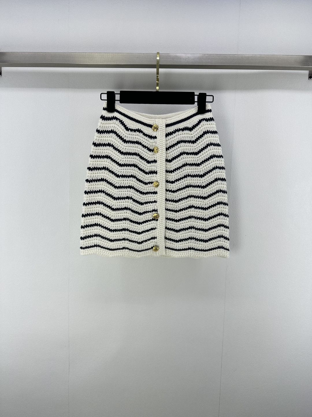 NO:439644,New details on CELIN* 25 Early autumn new wavy cardigan suit Black and white color combination + wavy pattern hand-woven, full of high-end feel. Short tops are exquisite and neatly outlined waistline, and they are very CELINE with a skirt in the same series. The iconic elegant and relaxing feeling ~ You can grasp the atmosphere when commuting and dating. Daily wear is expensive and effortless, and fashionable must be locked 1 color 3 codes SML, celine, skirts, alexander wang19860909CELIN*上新细节 25 早秋新款波浪开衫套装 黑白配色+波浪纹手工编织,高级感拉满 短款上衣精致利落勾勒腰线超绝,搭配同系列半裙一套穿太有CELINE 标志性的优雅松弛感～通勤约会都能拿捏氛围日常穿显贵又不费力,时髦精必锁 1色3码SML,,celine,skirts,alexander wang,Women's clothing