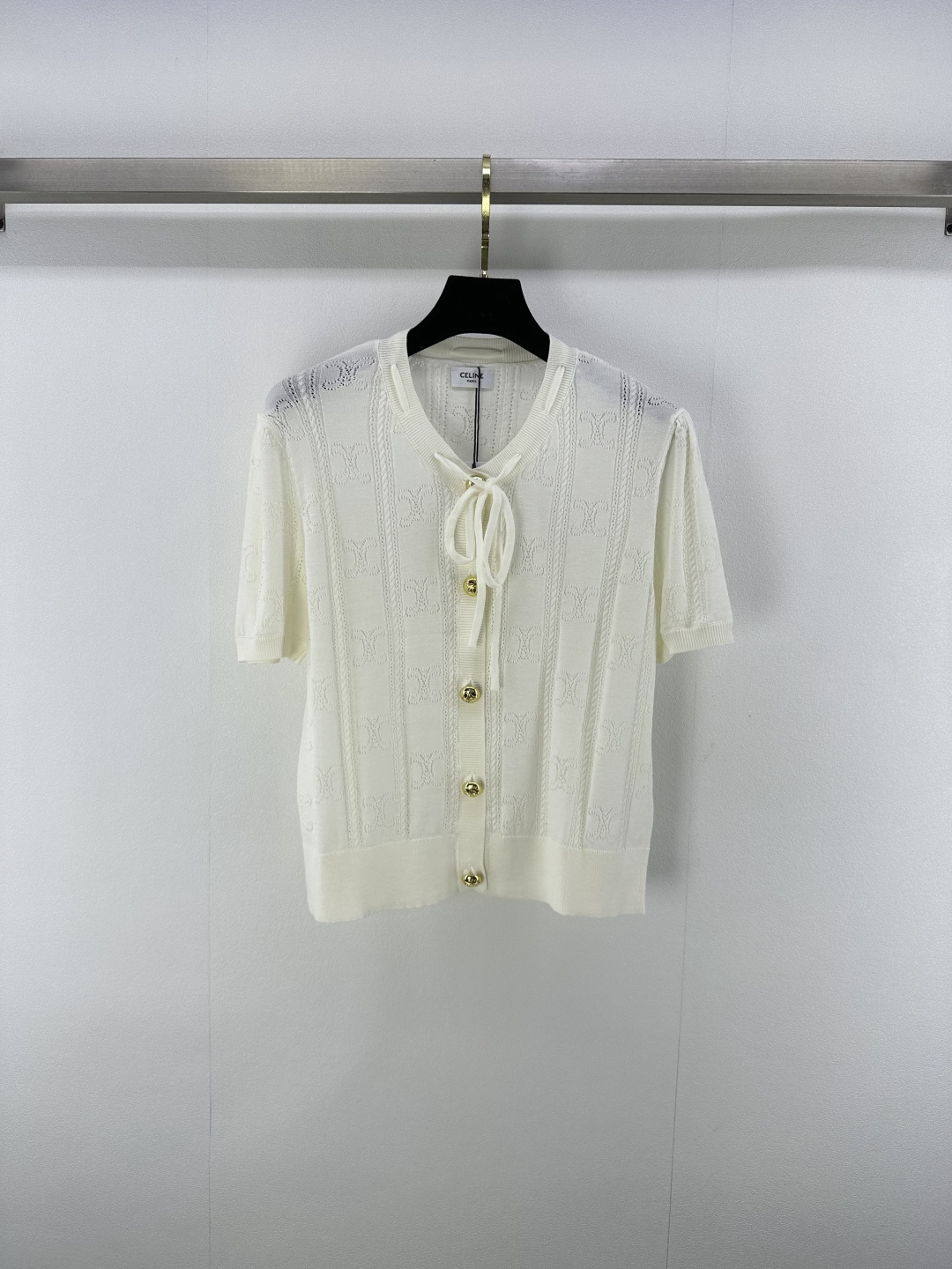 NO:440547,New details on CELIN* 25 Spring and Summer Newest Hollow Hook-Flower Knitted Cardigan Short Sleeve!  Custom silk cotton yarn woven, cool and breathable, knitted short-sleeved top cut, the whole body is interwoven with fine crochet texture, outlines the brand's hollow letter logo pattern to highlight the high-end feeling of outfit. The neckline cuffs and hem are threaded, loose and slightly transparent, and make it look slimmer. The style is loose and inclusive, showing the relaxed tone, highlighting the light luxury and fashionable temperament. You can wear it alone and layer it!  2 color 3 code SML, celine, T-shirt, alexander wang19860909CELIN*上新细节 25 春夏最新镂空钩花针织开衫短袖！定制丝棉纱线织造 质感冰爽透气 针织短袖上衣剪裁 通体利用细密钩针肌理交织 勾勒出品牌镂空字母logo图案 凸显穿搭高级感 领口袖口和下摆采用螺纹花边 宽松微透更显瘦 版型宽松包容身材 尽显松弛调性 凸显轻奢时髦气质 单穿叠穿均可！ 2色3码SML,,celine,T-shirt,alexander wang,Women's clothing