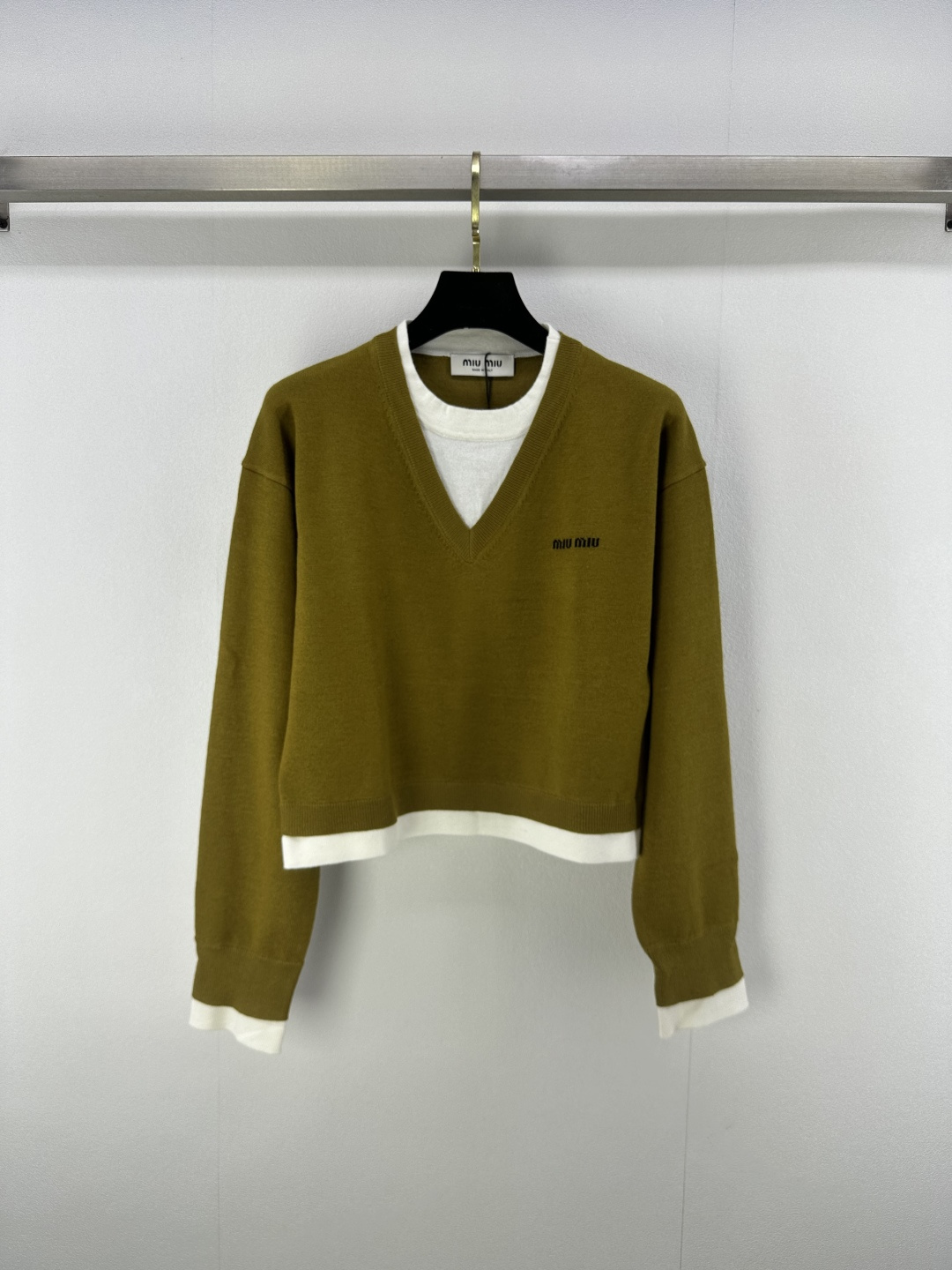 NO:439652,Miumi* new details 25 Spring and Autumn new knitted short pullover long sleeves fake two-piece splicing design yb classic brand letter logo contrasting jacquard embellishment fashionable high-end versatile 3 colors 3 codes SML, miumiu, alexander wang19860909Miumi*上新细节 25 春秋新款针织短款套头长袖 假两件拼接设计 yb经典品牌字母logo撞色提花点缀 时髦高级百搭 3色3码SML,,miumiu,alexander wang,Women's clothing