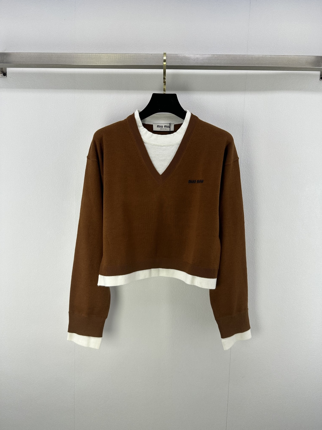 NO:439648,Miumi* new details 25 Spring and Autumn new knitted short pullover long sleeves fake two-piece splicing design yb classic brand letter logo contrasting jacquard embellishment fashionable high-end versatile 3 colors 3 codes SML, miumiu, alexander wang19860909Miumi*上新细节 25 春秋新款针织短款套头长袖 假两件拼接设计 yb经典品牌字母logo撞色提花点缀 时髦高级百搭 3色3码SML,,miumiu,alexander wang,Women's clothing