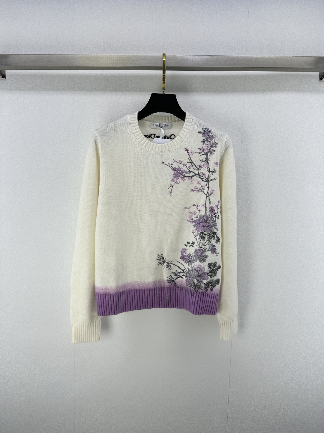 NO:439673,New details on Dio* 25 New Peony Embroidered Long Sleeve Sweater in Early Autumn!  Heavy industry positioning embroidery technology, purple smudges and shadows are super beautiful. White, rich and beautiful must be included!  Luxury high-end items, classic straight and versatile style, elegant and age-reducing girlish style. They look good with gauze skirt and jeans. 1 color and 3 size SML, dior, skirts, jeans, sweaters, alexander wang19860909Dio*上新细节 25 早秋新款牡丹刺绣长袖毛衣！重工定位刺绣工艺紫调晕染阴影超美.白富美必入！奢华高级单品,经典直筒百搭版型气质优雅减龄少女风.搭配纱裙牛仔裤都好看 1色3码SML,,dior,skirts,jeans,sweaters,alexander wang,Women's clothing