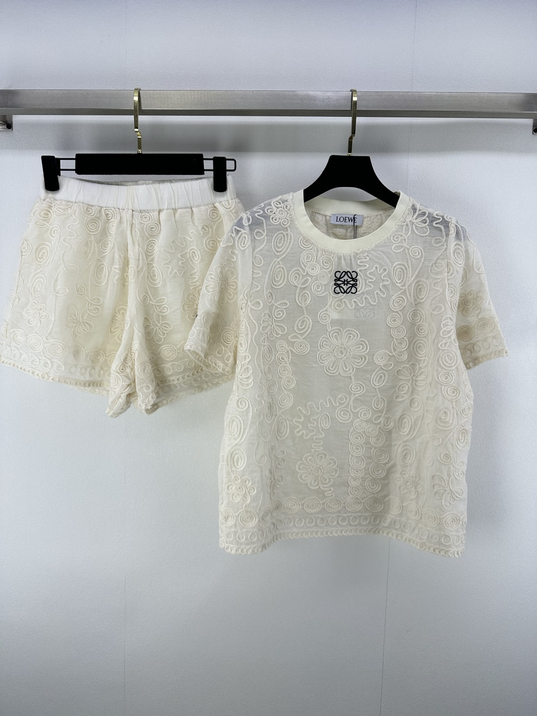 NO:440574,Loew* New details 25 Spring and summer new hollow flower texture set Flower round neck short sleeves + elastic waist shorts Positioning logo embroidery Comfortable and breathable to wear, easy to control whether it is a daily street or a casual party. A white and rich beauty must enter. A huge upper body looks slimming!  2 color 3 code SML, loewe, shorts, T-shirt, alexander wang19860909loew*上新细节 25 春夏新款镂空花朵纹理套装 花朵圆领短袖+松紧腰短裤 定位logo刺绣 穿着舒适透气 无论是日常出街还是休闲聚会 都能轻松驾驭 白富美必入 上身巨显瘦！ 2色3码SML,,loewe,shorts,T-shirt,alexander wang,Women's clothing