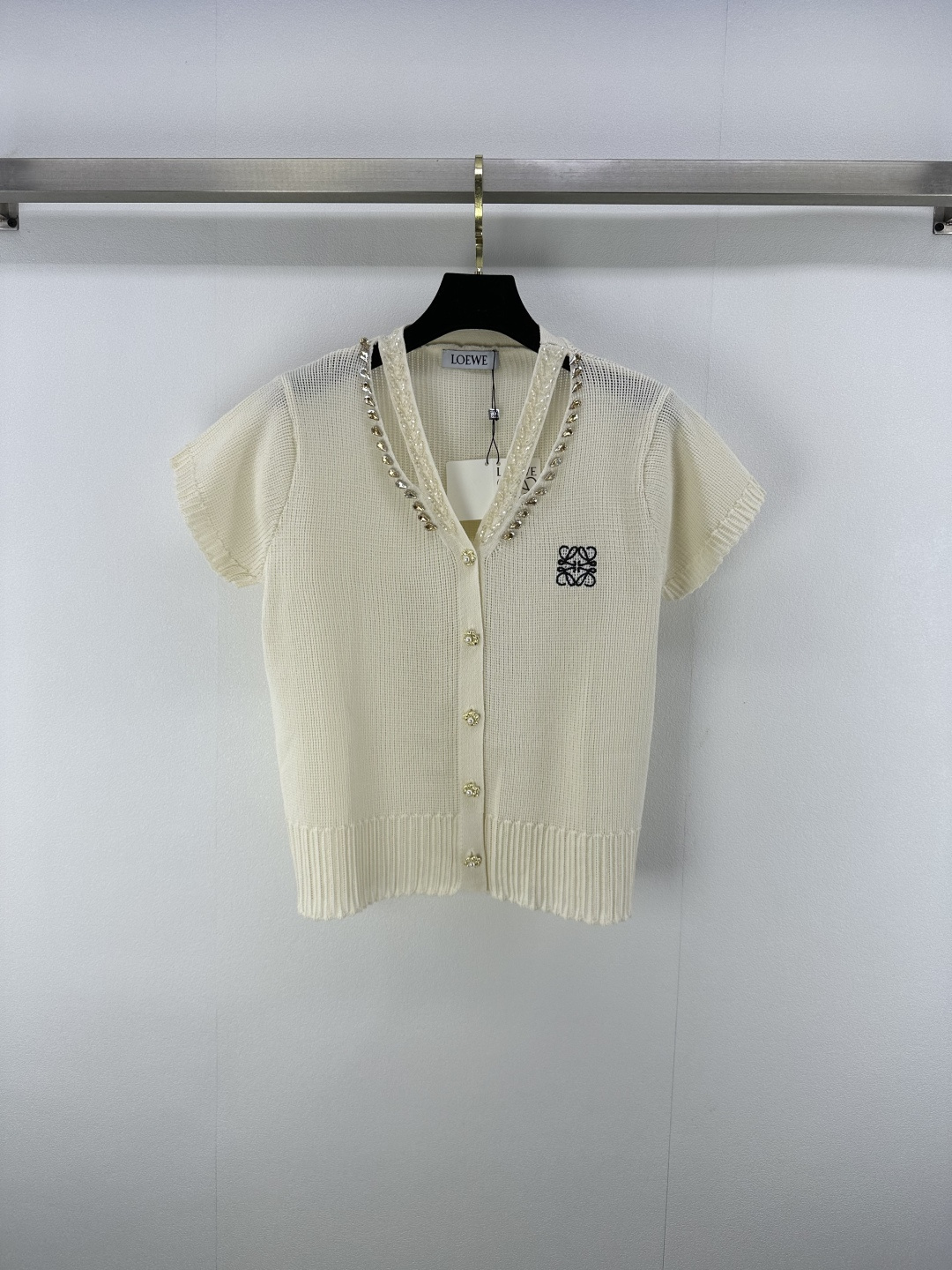 NO:441381,New details on Loew* 25 New summer v-neck beaded short sleeves, heavy industry beaded neckline, flower pearl buttons, playful outfits to make you look white!  Age-reducing fashion style exquisite details, a must-have item for trendy people, 2 colors and 3 codes SML, loewe, T-shirt, alexander wang19860909Loew*上新细节 25 夏季新款v领钉珠短袖 重工钉珠领口 花朵珍珠纽扣 穿搭俏皮减龄显白！减龄时尚款细节精致 潮人必备单品哦 2色3码SML,,loewe,T-shirt,alexander wang,Women's clothing