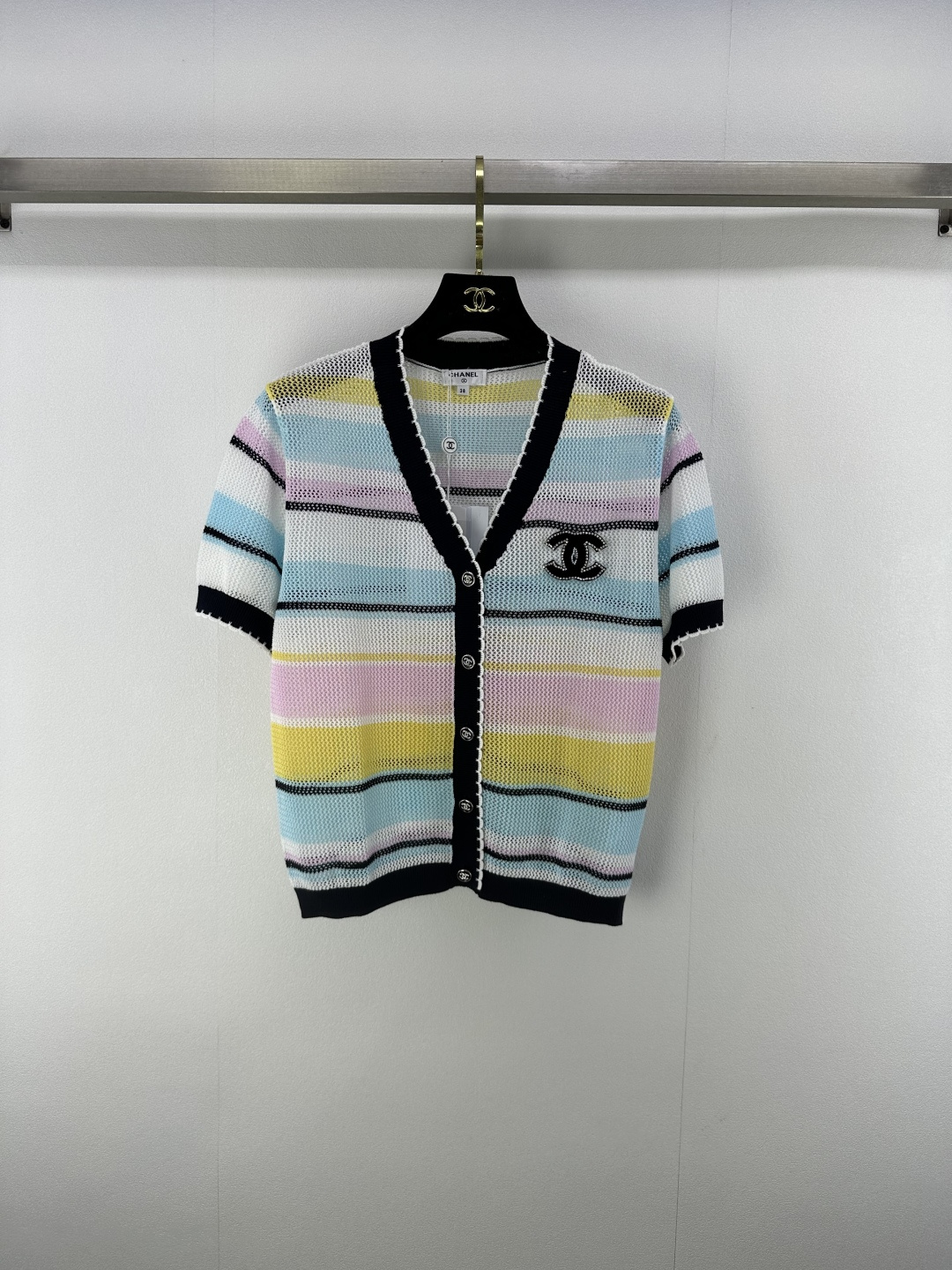 NO:439666,Chane* new details 25 new summer rainbow color striped v-neck cardigan short sleeves rainbow color matching beautiful youthful custom bead logo full of fragrance, the upper body reduces age and temperament. 1 color 3 size SML, chanel, T-shirt, alexander wang19860909Chane*上新细节 25 夏季新款彩虹色条纹v领开衫短袖 彩虹配色靓眼青春 定制钉珠logo 小香风满满 上身减龄又气质 . 1色3码SML,,chanel,T-shirt,alexander wang,Women's clothing