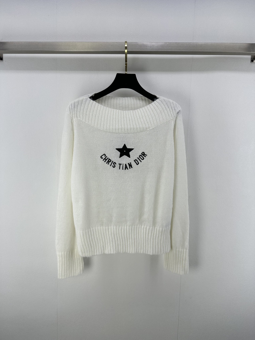 NO:443604,New details on Dio* 25 Spring and summer latest one-length letters and long-sleeved custom-made blend fabric, thin and breathable, comfortable and soft, one-length neckline reveals the shoulder and neck, makes it look thinner and feminine. Contrasted embroidered bee decoration, highlighting high-end positioning and fashionable tone, regular style, creating a gentle and quiet literary atmosphere. 2 colors and 3 codes SML, dior, alexander wang19860909Dio*上新细节 25 春夏最新款一字领字母套头长袖定制混纺面料 质感轻薄透气 舒适柔软 一字肩领口露出肩颈更显瘦显女人味 撞色刺绣小蜜蜂装饰 彰显高级定位和时尚调性 常规版型 打造温柔恬静的文艺氛围感 2色3码SML,,dior,alexander wang,Women's clothing